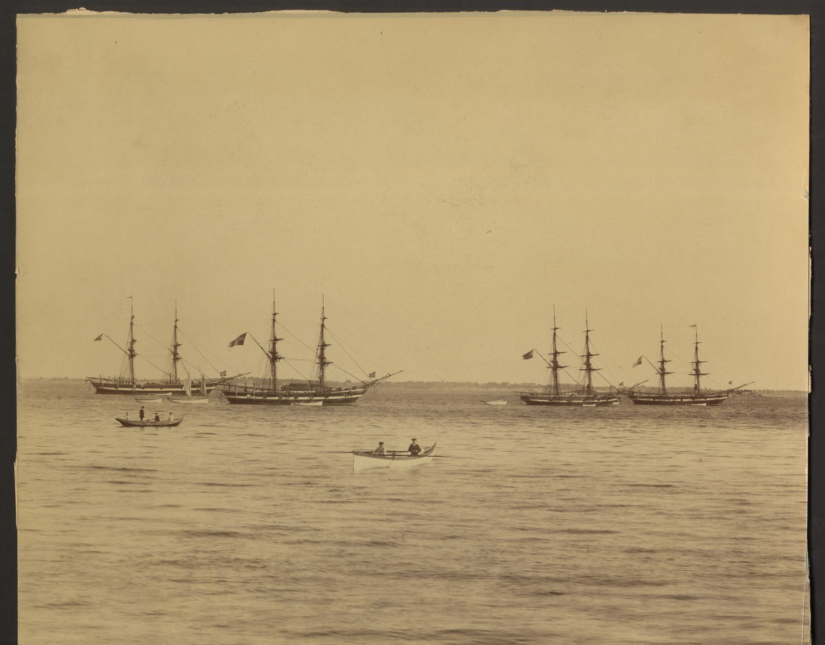 Skeppsgossebriggarna Gladan, Falken, Skirner, Snappopp, med vita relingar som för övrigt borttogs 1887, liggande på kronoredden i Karlskrona. Den först nämnda var den största. Den hade byggts på 1850-talet som lastdragare men ändrades sedermera till skeppsgossefartyg och deltog som sådant första resan 1881, då den ersatte den gamla briggen af Wrsén - Wirsenan, som denna populärt kallades. De övriga tre briggarna voro av årgångarna Falken av 1878, Skirner av 1868 och Snappopp av 1860. De voro samtliga byggda, riggade och inredda i stort sett såsom gamla typens segelfartyg, och som sådana trångbodda, enär briggtacklingen, brassarna och övrigt löpande gods tarvade stort antal manskap för manövrering. Antalet skeppsgossar, som Gladan hyste, var 78, Falken 54 samt Skirner och Snappopp vardera 48, bör det vara klart, att utrymmet var minimalt både för gossarna, deras klädsäckar och sjöskrin