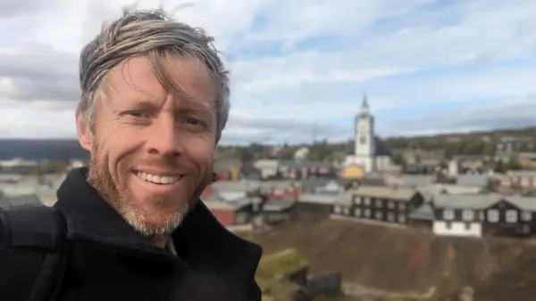 Gunnar Garfors i svart frakk med utsikt over Røros