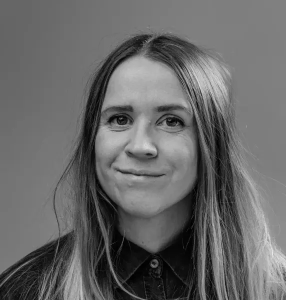 portrettfoto av Inga H. Undheim i svart kvitt bilde