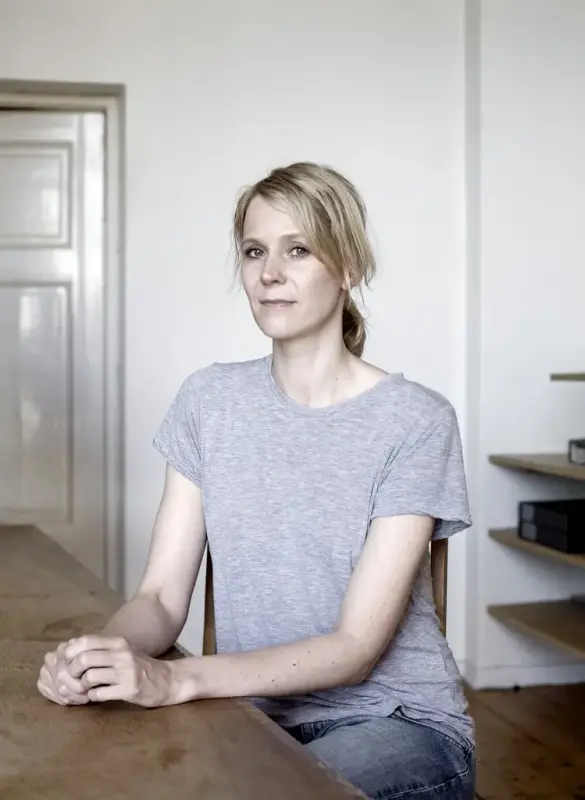 Sandra Lillebø sitjande på ein stol bak eit bord