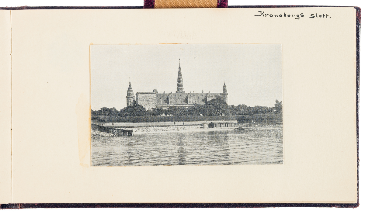 Denna vykort visar Kronborg slott från havet.