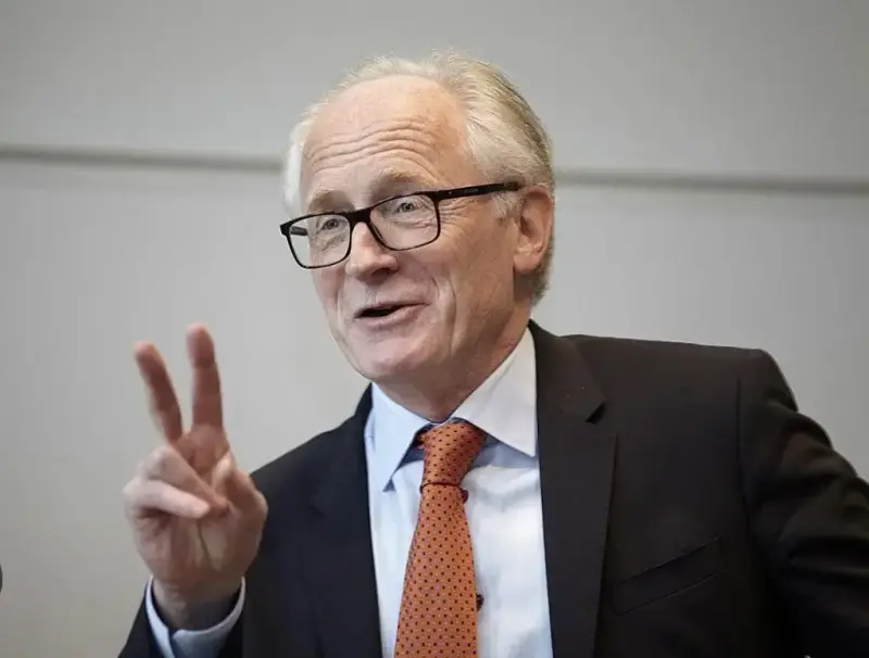 Kai Eide i svart dress og med raudt slips