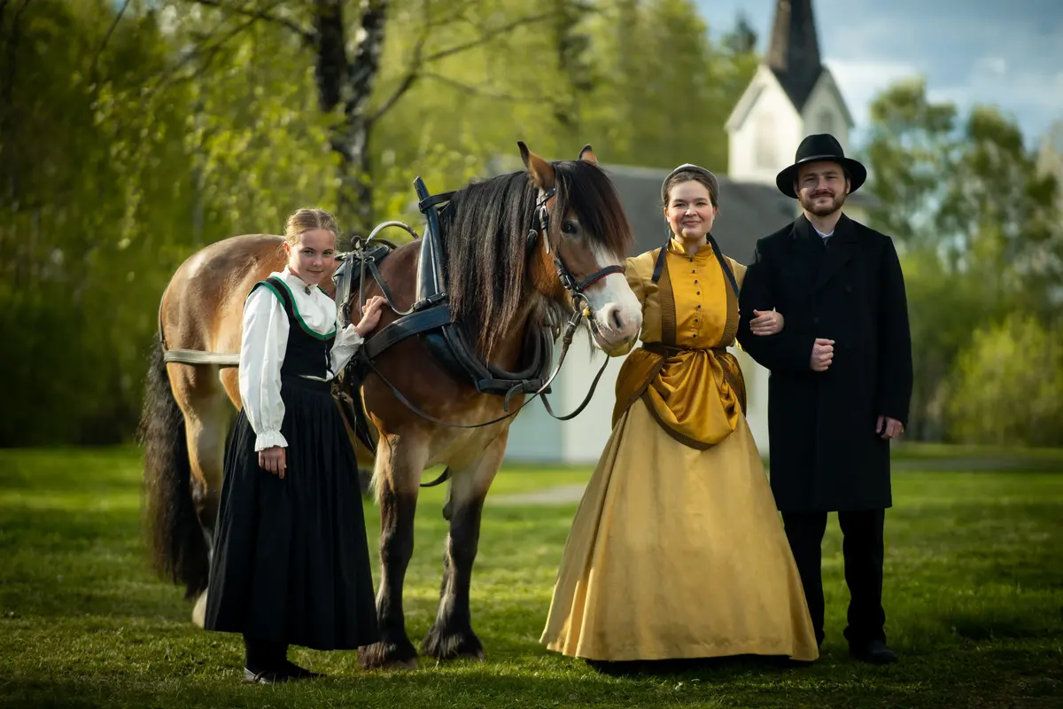 Skuespillerer i kostyme poserer med hesten. Anno 1890