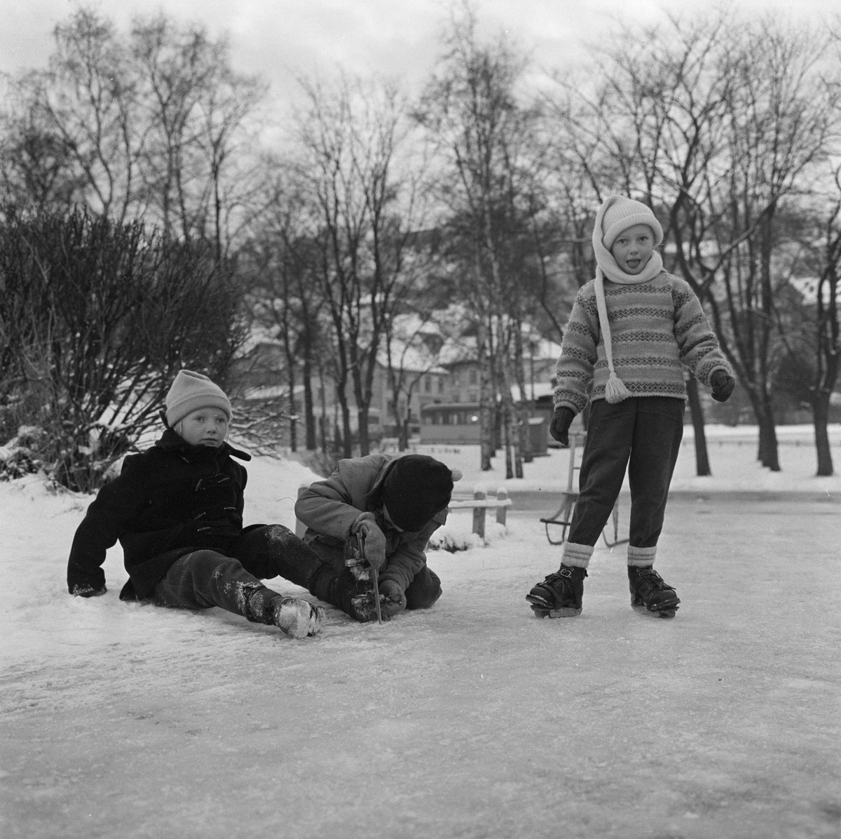Barn på skøyter i Ilaparken