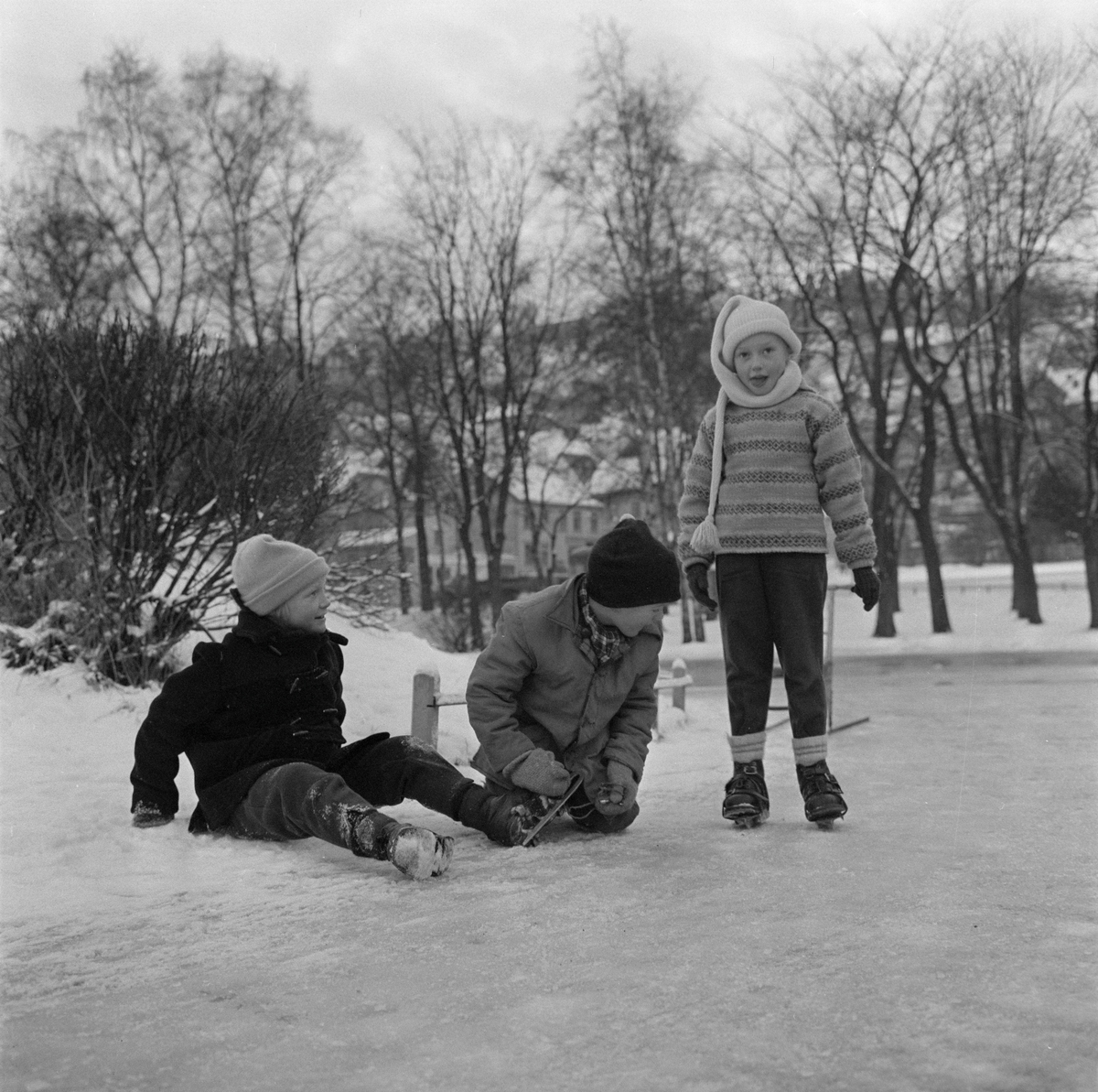 Barn på skøyter i Ilaparken