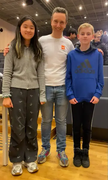 Sjakkkommentator Torstein Bae med to barn