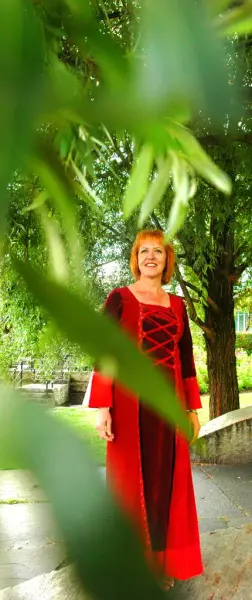 Dame i rød middelalderkjole