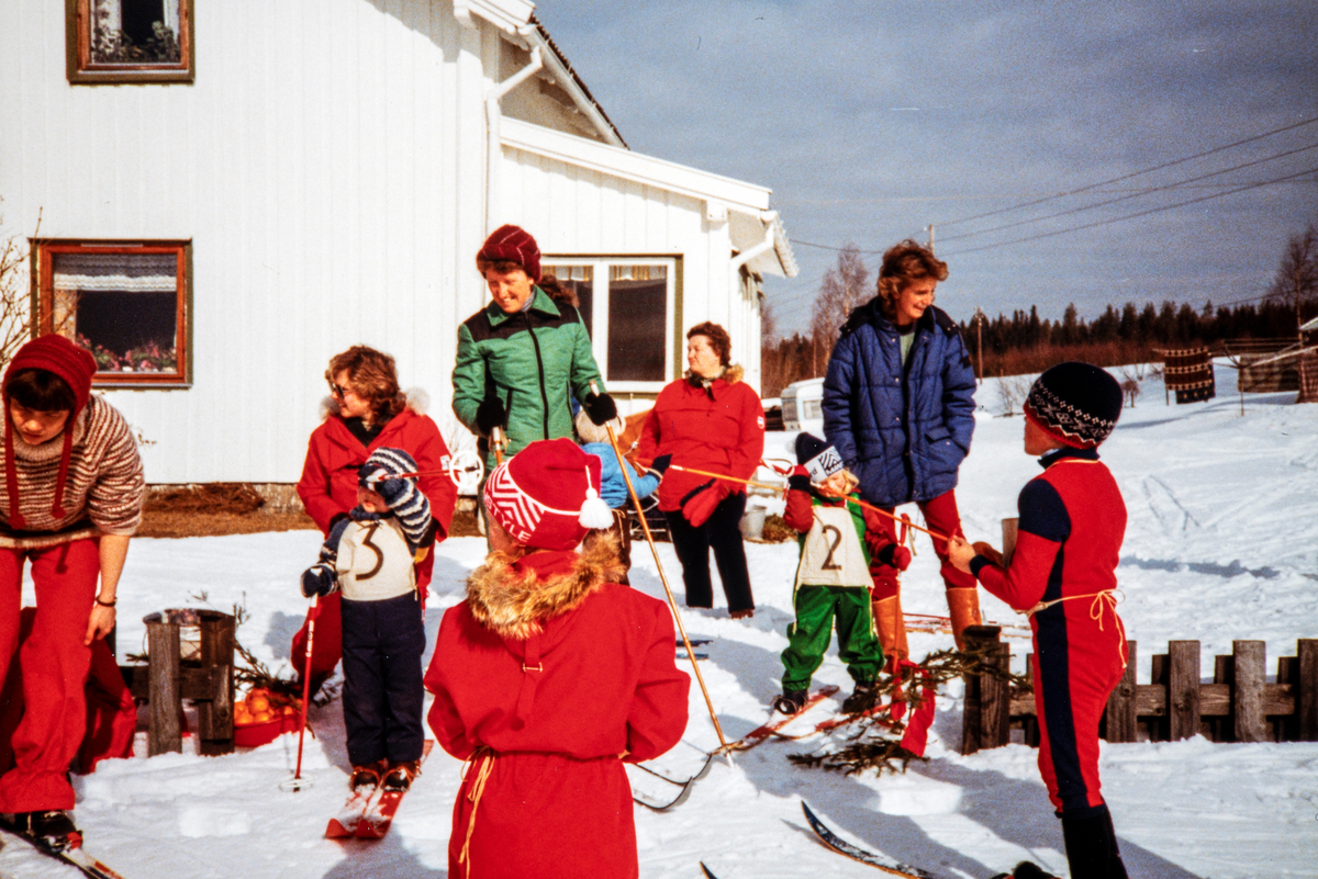 Stange, Espa, Kjeldsrud gård. 
Barneskirenn på Espa vinter 1983.