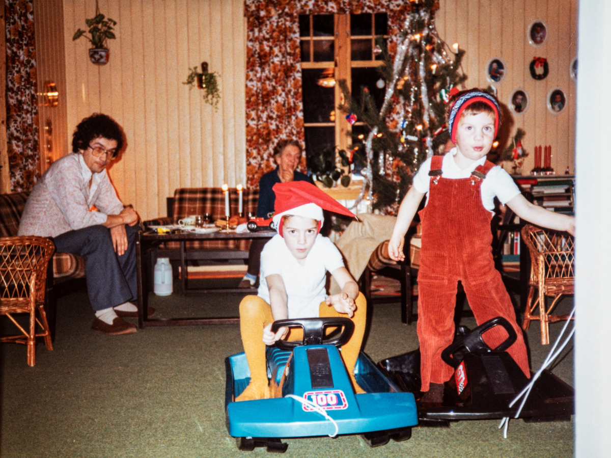 Stange, Espa, Kjeldsrud gård. Julekveld 1983.
Fra venstre Borger Borgersen, Anna Bø Romsås i sofa, Anders Romsaas Borgersen og Edvard Romsaas Borgersen på hvert sitt akebrett som de fikk i julegave.
