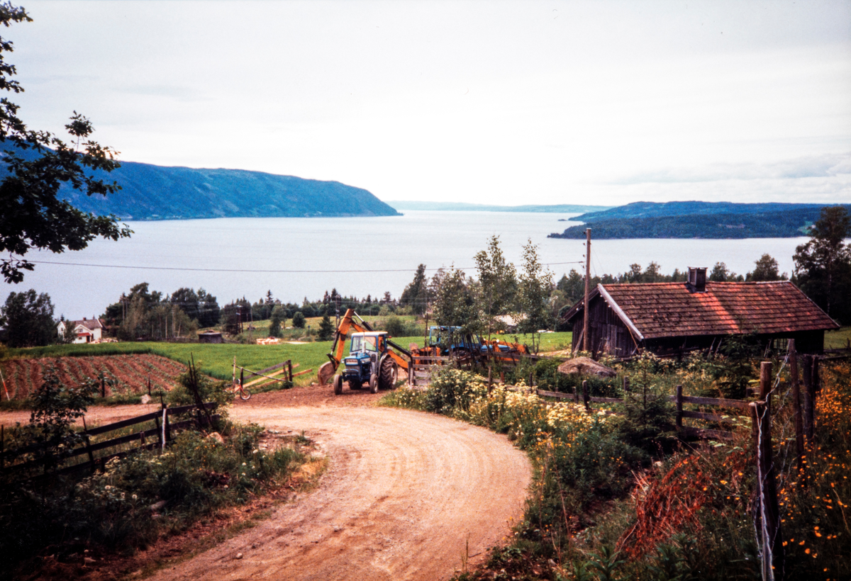 Stange, Espa, Kjeldsrud gård. Utsikt fra Kjeldsrud, Espa,  mot “storfjorden” og Helgøya. Den gamle smia i Kjeldrud til høyre i forgrunnen.