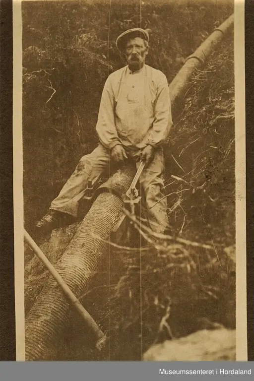 Arbeidar forankrar røyrledning i samanheng med påbygging av stemma på Salhusfjellet i juni 1923. Det vart lagd ein fem hundre meter lang røyrledning til vannreservoiret nedanfor der fabrikken fekk vassforsyninga si frå. Ledningen var av tre, og fekk mange lekkasjar ettersom åra gjekk. Den blei etter kvart skifta ut med galvaniserte jernrøyr.