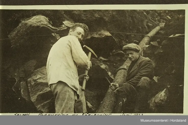 Arbeidarar arbeider med røyrledning i samanheng med påbygging av stemma på Salhusfjellet i juni 1923. Det vart lagd ein fem hundre meter lang røyrledning til vannreservoiret nedanfor der fabrikken fekk vassforsyninga si frå. Ledningen var av tre, og fekk mange lekkasjar ettersom åra gjekk. Den blei etter kvart skifta ut med galvaniserte jernrøyr.