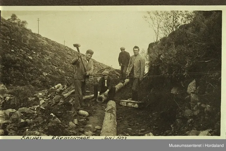 Arbeidarar arbeider med røyrledning i samanheng med påbygging av stemma på Salhusfjellet i juni 1923. Det vart lagd ein fem hundre meter lang røyrledning til vannreservoiret nedanfor der fabrikken fekk vassforsyninga si frå. Ledningen var av tre, og fekk mange lekkasjar ettersom åra gjekk. Den blei etter kvart skifta ut med galvaniserte jernrøyr.