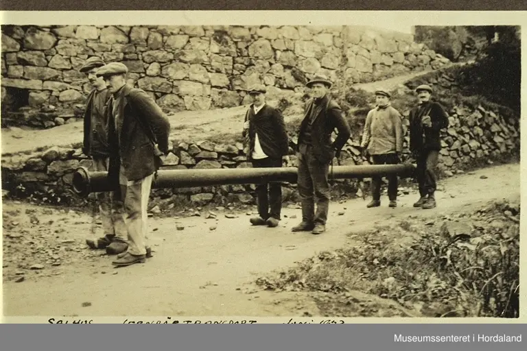 Arbeidarar arbeider med røyrledning i samanheng med påbygging av stemma på Salhusfjellet i juni 1923.