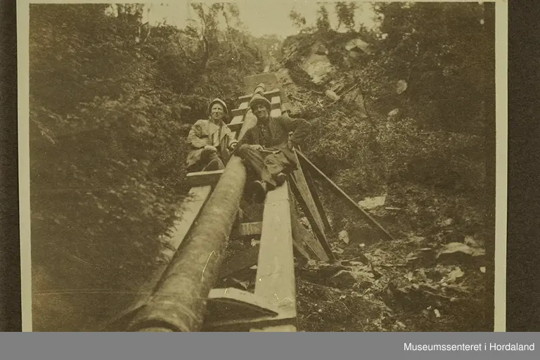 Arbeidarar arbeider med røyrledning i samanheng med påbygging av stemma på Salhusfjellet i juni 1923.