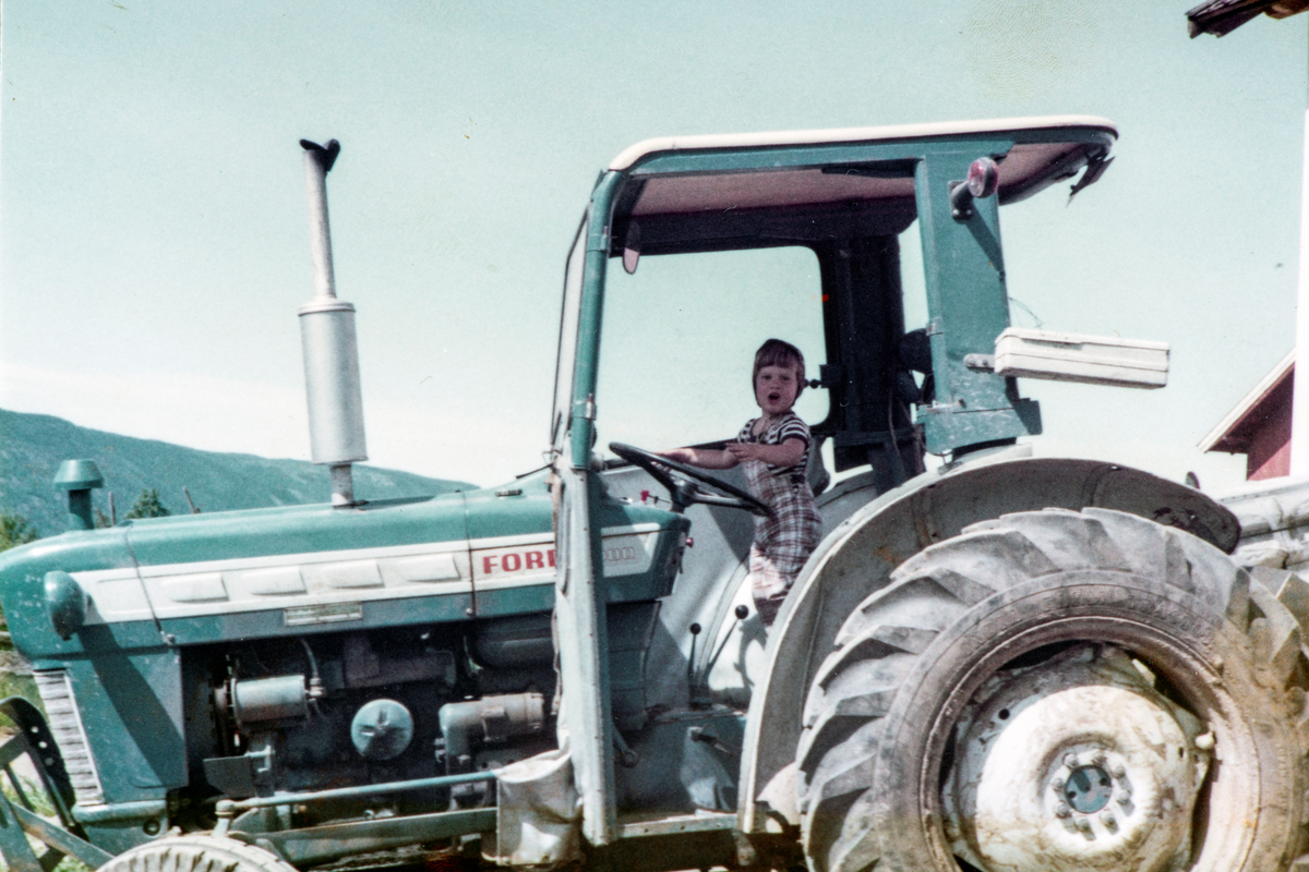 Stange, Espa, Kjeldsrud gård. Edvard Romsaas Borgersen 2 år, på traktoren. En Ford 3000, 1966 modell.