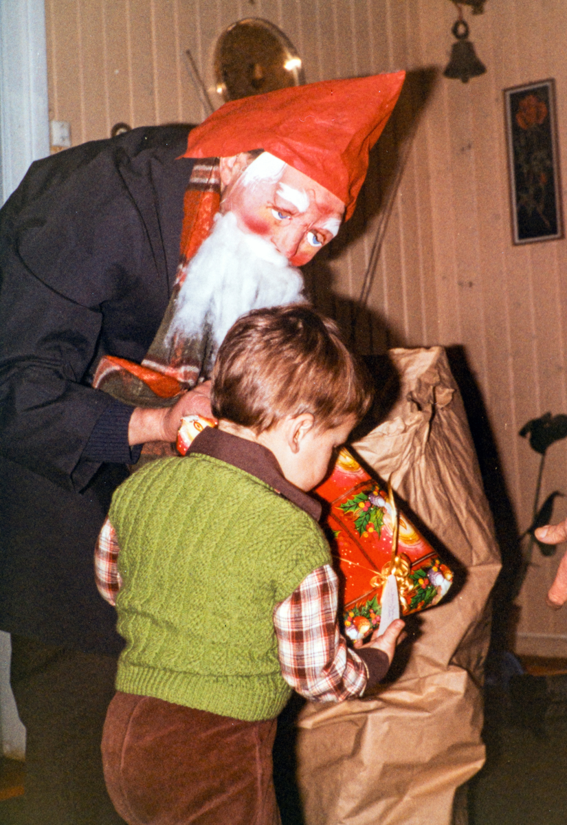 Stange, Espa, Kjeldsrud gård. Julen 1982. Edvard Romsaas Borgersen 2 ½ år, får pakke av nissen.