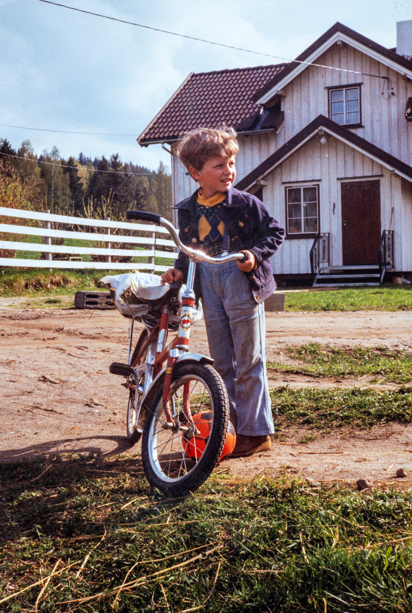 Stange, Espa, Kjeldsrud gård.  Helge Hestnes med sin kombi sykkel, henter høy til kaninene sine.