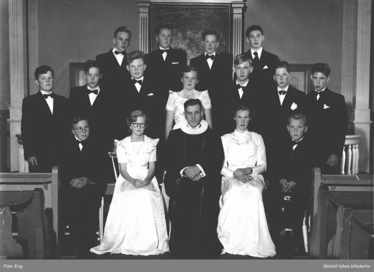 UTEN NEGATIV Konfirmanter i Varteig 3. oktober 1954. Prest er Johan Arnt Wenaas.
1. rekke fra venstre:
Thor Hysestad, Anne Lse Bøhaugen, Prest Johan Arnt Wenaas, Karen Frigaard, Bjørn O. Winswold
2. rekke: 
Lars Erik Bergsland, Kåre Johnsen, Per Heier, Berit Hassel, Knut Hasle, Gunnar Grythe, Olaf Simensen. 
3. rekke: 
Annar Tomta, Terje Bråthen, Jon Peder Karlsen, Rolf Egil Bergby.