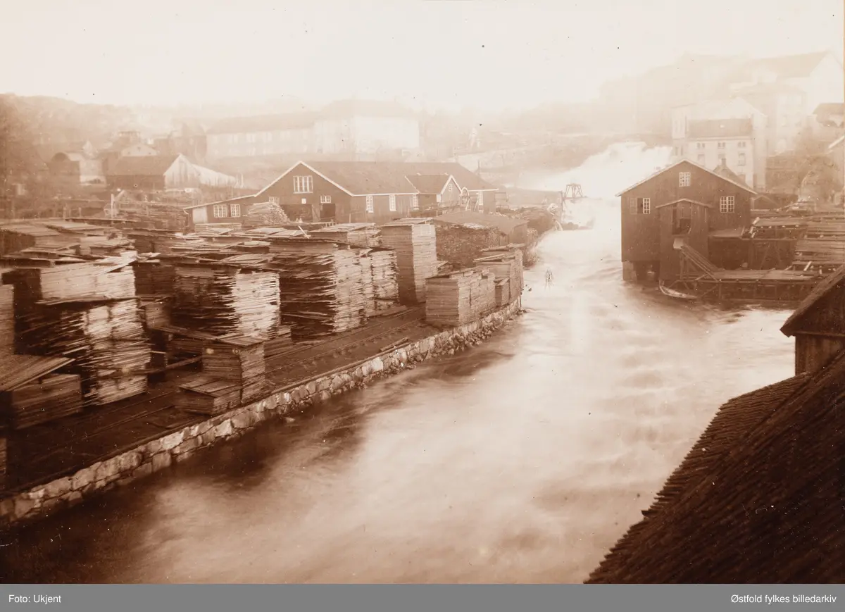 Mosseelva og Mossefossen ca. 1895-1910 (?) 
Møllebyen til høyre, Konvensjonsgården i bakgrunnen.