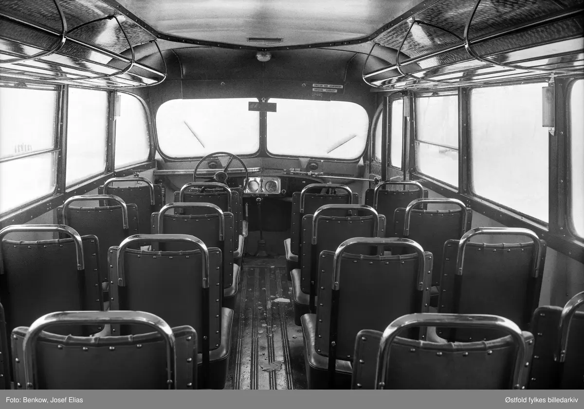 Bussinteriør. Syrrist & Lunden, karosseriverksted, etablert 1. oktober 1945. Arne Syrrist og Erik Lundén. Øreveien 11, Rygge.
Bygging av alle salgslastebil, varebil, ambulansebil og busskrosserier. Reparasjonsarbeid. Alt lakkeringsarbeid blir utført ved verkstedet.