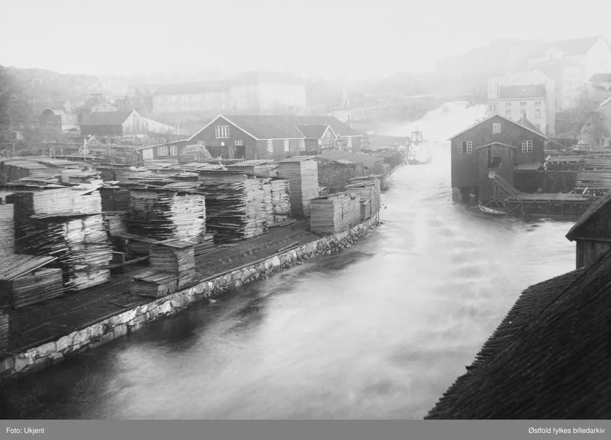 Mosseelva og Mossefossen ca. 1895-1910 (?) 
Møllebyen til høyre, Konvensjonsgården i bakgrunnen.