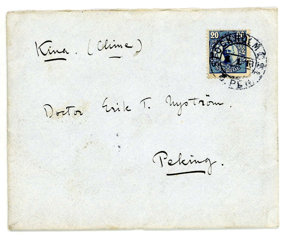 Brev från prins Gustaf Adolf år 1913 adresserat till professor Erik T. Nyström i Peking, Kina (China). 

1 kuvert, 2 ark med monogram.

Brevet rör inköp av föremål / antikviteter från Kina.

"Stockholm Jan. 3 1913

Ditt senaste bref med den utförliga och roande rapporten om Din expedition beredde mig en verklig julglädje och likaså farbror Eugen. Vi tackar dig så hjärtligt för dina oförtrutna ansträngningar, hvilka ju tyckas ha krönts med framgång. jag är dock riktigt glad åt att veter Dig vara välbehållen åter i Peking, ty det framgår ju tydligt nog att expeditionen och särskilt grafundersökningarna varit förenade med ganska stor risk. Vi äro nu i mycket stor spänning att få se hvad Du lyckats förvärfa, särskilt skall det bli af stort intresse att se det graffynd som Du själf gjort; det låter mycket intressant. Som Du redan vet äro hela, säkra graffynd ännu att betrakta såsom de största sällsyntheter, för att ej säga att de knappast existera. 

Jag såg i Paris i Louvren en enda graf bestående af sådana stora "tegelstenar" hvaraf Du lyckats skaffa en, något som jag är mycket öfver. Du skrifver att en svensk-amerik. missionär M. Fröberg som gåfva lämnat en "hufvud(----?)" af Han-gods; det låter som om detta föremål vore mycket intressant; vill Du vara god att tacka honom så mycket från mig för hans vänlighet, på hvilken jag sätter stort värde. 

Det måtte ha varit särdeles spännande att så där gå ut i mörkret och "tjufgräfva" dock ännu mer spännande då Du fann jadevasen och bronspeglarna. Jag kan nu ej påminna mig hafva sett sådana jadevaser förut hvarför det är med stor spänning komma att öppna lådorna; jag tror det måste vara en mycket sällsynt sak och gifvetvis tror jag ett dyligt fynd tillsammans med speglar ej är förut gjort "in situ".

Vill du vara god sända en uppgift som huru mycket pengar vi äro Dig skyldiga utöfver de ursprungliga 1000 kr. , så ska jag sända Dig det fortast möjligt. Jag vore likaså tacksam på en uppgift amg. priset på hvarje inköpt föremål, samt hvar det är köpt. 

Mitt besök i Paris var mycket intressant och roande. Vi voro 3 veckor och medhunno mycket. Jag köpte en hel del kinesiska saker, hvaraf några riktigt bra. Dessutom funnor mycket bra saker i muséer och privata samlingar, hvilket noggrant studerades. Allmänt klagas öfver bristen på systematiska gräfningar af européer. I följd häraf är kronologier ännu särdeles sväfvande och osäkra. 

Apropos gräfningar, Tror Du att det skulle finnas någon gammal ruinstad eller dyl. där gräfningar skulle få göras lättare än i grafvarna? Tror Du att det finns någon utsikt att finna något på ett dylikt ställe? - Här har ännu icke varit någon vinter och det finns ännu ingen tjäle i marken. Än en gång hjärtl. tack. Min fru ber hälsa dig. 
Din tillgifne
Gustaf Adolf"