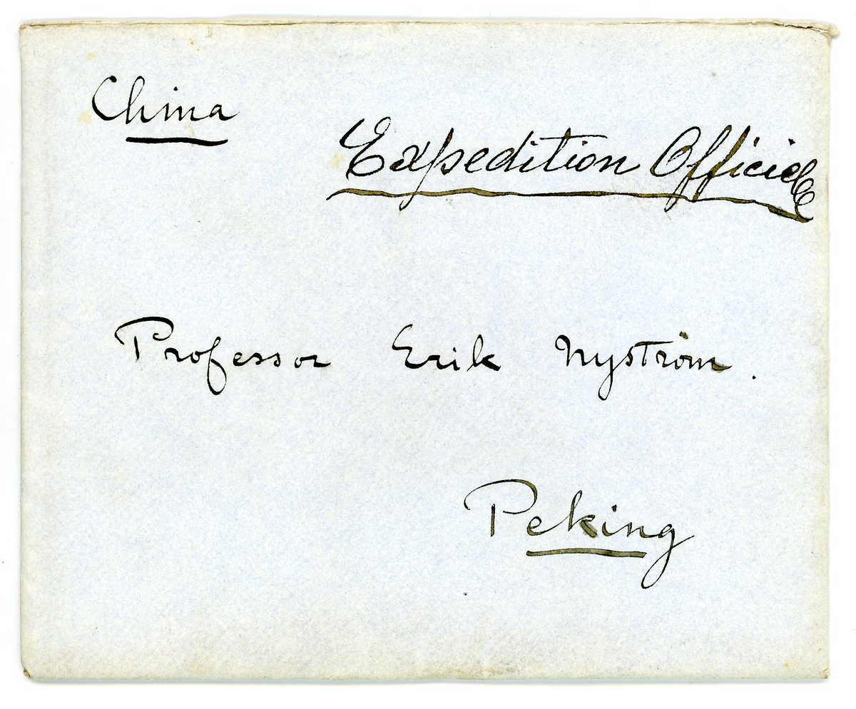 Brev från prins Gustaf Adolf år 1913 adresserat till professor Erik T. Nyström i Peking, Kina (China). 

Brevpapper och kuvert från Sofiero, Helsingborg.

Brevet rör inköp av föremål / antikviteter från Kina.

"Juli 13. 1913
Tack för ett bref jag fick härom dagen. Jag kan nu glädja Dig med att alla sakerna nu äro räddade och komma att afsändas från Manila om några dagar. Det hela var verkligen bland det mäst oturliga jag någonsin hört. Det första meddelandet var att Nippon strandat och att akka sakerna voro förlorade. Snart kom emellertid meddelande att sakerna räddats och glad var jag. Men i samma vefva fick jag höra att ett bärgningsbolag lagt beslag på både Nippon och lasten och man fordrade en skäligt hög lösensumma. Underhandlignar följer och med nyss nämnda glädjande resultat.
Tack emmellertid för Ditt erbjudande att söka skaffa andra saker. Det är möjligt att jag någon gång i framtiden kommer att begagna mig häraf?
I London och jag varit två månader har jag sett en mängd vackra saker och köpt några. I Feb. och Mars nästa år kommer att i Stockholm anordnas en Kinesiks konstutställning och hoppas jag den blir lyckad. 

Din tillgifne
Gustaf Adolf"