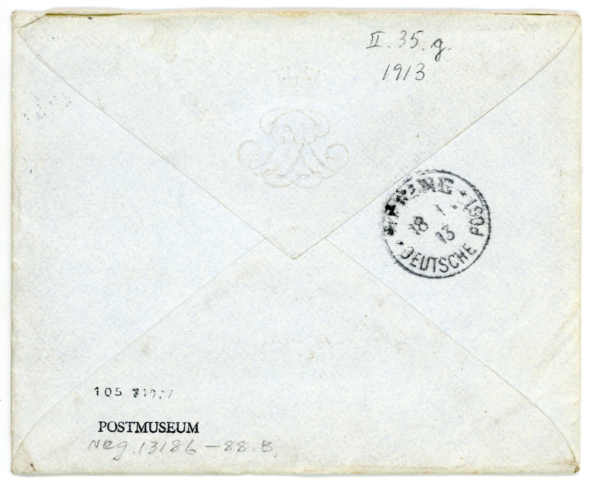 Brev från prins Gustaf Adolf år 1913 adresserat till professor Erik T. Nyström i Peking, Kina (China). 

1 kuvert, 2 ark med monogram.

Brevet rör inköp av föremål / antikviteter från Kina.

"Stockholm Jan. 3 1913

Ditt senaste bref med den utförliga och roande rapporten om Din expedition beredde mig en verklig julglädje och likaså farbror Eugen. Vi tackar dig så hjärtligt för dina oförtrutna ansträngningar, hvilka ju tyckas ha krönts med framgång. jag är dock riktigt glad åt att veter Dig vara välbehållen åter i Peking, ty det framgår ju tydligt nog att expeditionen och särskilt grafundersökningarna varit förenade med ganska stor risk. Vi äro nu i mycket stor spänning att få se hvad Du lyckats förvärfa, särskilt skall det bli af stort intresse att se det graffynd som Du själf gjort; det låter mycket intressant. Som Du redan vet äro hela, säkra graffynd ännu att betrakta såsom de största sällsyntheter, för att ej säga att de knappast existera. 

Jag såg i Paris i Louvren en enda graf bestående af sådana stora "tegelstenar" hvaraf Du lyckats skaffa en, något som jag är mycket öfver. Du skrifver att en svensk-amerik. missionär M. Fröberg som gåfva lämnat en "hufvud(----?)" af Han-gods; det låter som om detta föremål vore mycket intressant; vill Du vara god att tacka honom så mycket från mig för hans vänlighet, på hvilken jag sätter stort värde. 

Det måtte ha varit särdeles spännande att så där gå ut i mörkret och "tjufgräfva" dock ännu mer spännande då Du fann jadevasen och bronspeglarna. Jag kan nu ej påminna mig hafva sett sådana jadevaser förut hvarför det är med stor spänning komma att öppna lådorna; jag tror det måste vara en mycket sällsynt sak och gifvetvis tror jag ett dyligt fynd tillsammans med speglar ej är förut gjort "in situ".

Vill du vara god sända en uppgift som huru mycket pengar vi äro Dig skyldiga utöfver de ursprungliga 1000 kr. , så ska jag sända Dig det fortast möjligt. Jag vore likaså tacksam på en uppgift amg. priset på hvarje inköpt föremål, samt hvar det är köpt. 

Mitt besök i Paris var mycket intressant och roande. Vi voro 3 veckor och medhunno mycket. Jag köpte en hel del kinesiska saker, hvaraf några riktigt bra. Dessutom funnor mycket bra saker i muséer och privata samlingar, hvilket noggrant studerades. Allmänt klagas öfver bristen på systematiska gräfningar af européer. I följd häraf är kronologier ännu särdeles sväfvande och osäkra. 

Apropos gräfningar, Tror Du att det skulle finnas någon gammal ruinstad eller dyl. där gräfningar skulle få göras lättare än i grafvarna? Tror Du att det finns någon utsikt att finna något på ett dylikt ställe? - Här har ännu icke varit någon vinter och det finns ännu ingen tjäle i marken. Än en gång hjärtl. tack. Min fru ber hälsa dig. 
Din tillgifne
Gustaf Adolf"