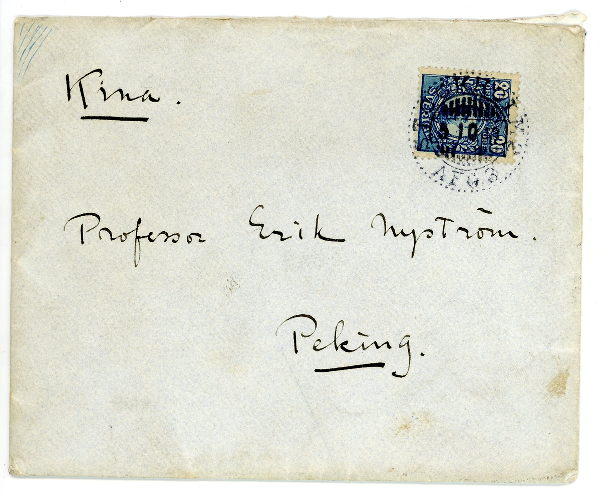 Brev från prins Gustaf Adolf år 1913 till professor Erik Nyström i Peking.

Kuvert med två ark med monogram.

Brevet rör 8 lådor med kinesiska antikiveter; keramik och bronser skickade från Kina till Sverige.

"Stlm okt. 4. 13

Min bäste Nyström

För nästan 14 dagar sedan kommo de 8 lådorna med saker från Kina mig tillhanda. Jag har emmellertid varit borta på manöver i Norrland, hvarför jag ej förrän nu kunnat skrifva till Dig.
Jag tackar Dig så ofantligt mycket och måste säga, att jag tycker att Du verkligen fått tag i utmärkta saker på det hela taget. All keramiken är utan undantag utmärkt bra och säkert enl. Europeiska marknadspris värd okr. 10 gånger så mycket som Du gaf för dem! Bronserna är jag kanske mindre förtjust i, ehuru dock några är bra och tycks hafva åldern inne. - Tyvärr var en stor del af keramiken söndrig vid hitkomsten, något som nog måst berodde på skeppsbrottet och den därmed sammanhängande ompackningen i Manilla. Två lådor, som ej varit ompackade, kommo fram i utmärkt skick och sakerna var här oskadade. Det stora Han-teglet var oskadat och en förstklassig museumspjäs!
Förstklassiga äro likaså den stora hästen och kamelen samt de stora figurerna, hvilka alla nu som bäst håller på att repareras. Några stora krukor, som voro oskadade, äro likaså goda pjeser. Som helhet kan säjas, att Ditt val är ur alla synpunkter förträffligt och att sakernas kvalitet långt öfversteg mina förväntningar. 

De af Dig utgräfda sakerna äro synnerligen intressanta, och skall det bli roligt höra, hvad de riktiga kännarna säga därom. Till en utställning här af kinesisk konst och konsthantverk i Februari - Mars nästa vinter, kommer en Dr. Kümmel från Berlin för att hjälp oss med hjälp oss med --------- m.m. och skall det bli roligt höra hans tanke om Dina saker.

Tror Du Dig om att kunna skaffa flera saker af samma goda kvalitet antingen i Peking eller i södern, så vore jag mycket tacksam och ställer härmet 500-kr till Ditt förfogande. Låt mig veta om Du kan åtaga Dig detta; hoppas Du ej gör det, om det är för besvärligt! Pengarna kan jag sända uppå Din rekvisition. Flera bronser vill jag ej ha, om de ej äro uppgräfda och verkl. vackra. 

Din tacksamhet tillgifne
Gustaf Adolf"