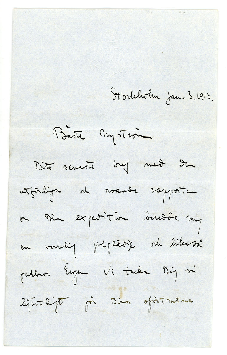 Brev från prins Gustaf Adolf år 1913 adresserat till professor Erik T. Nyström i Peking, Kina (China). 

1 kuvert, 2 ark med monogram.

Brevet rör inköp av föremål / antikviteter från Kina.

"Stockholm Jan. 3 1913

Ditt senaste bref med den utförliga och roande rapporten om Din expedition beredde mig en verklig julglädje och likaså farbror Eugen. Vi tackar dig så hjärtligt för dina oförtrutna ansträngningar, hvilka ju tyckas ha krönts med framgång. jag är dock riktigt glad åt att veter Dig vara välbehållen åter i Peking, ty det framgår ju tydligt nog att expeditionen och särskilt grafundersökningarna varit förenade med ganska stor risk. Vi äro nu i mycket stor spänning att få se hvad Du lyckats förvärfa, särskilt skall det bli af stort intresse att se det graffynd som Du själf gjort; det låter mycket intressant. Som Du redan vet äro hela, säkra graffynd ännu att betrakta såsom de största sällsyntheter, för att ej säga att de knappast existera. 

Jag såg i Paris i Louvren en enda graf bestående af sådana stora "tegelstenar" hvaraf Du lyckats skaffa en, något som jag är mycket öfver. Du skrifver att en svensk-amerik. missionär M. Fröberg som gåfva lämnat en "hufvud(----?)" af Han-gods; det låter som om detta föremål vore mycket intressant; vill Du vara god att tacka honom så mycket från mig för hans vänlighet, på hvilken jag sätter stort värde. 

Det måtte ha varit särdeles spännande att så där gå ut i mörkret och "tjufgräfva" dock ännu mer spännande då Du fann jadevasen och bronspeglarna. Jag kan nu ej påminna mig hafva sett sådana jadevaser förut hvarför det är med stor spänning komma att öppna lådorna; jag tror det måste vara en mycket sällsynt sak och gifvetvis tror jag ett dyligt fynd tillsammans med speglar ej är förut gjort "in situ".

Vill du vara god sända en uppgift som huru mycket pengar vi äro Dig skyldiga utöfver de ursprungliga 1000 kr. , så ska jag sända Dig det fortast möjligt. Jag vore likaså tacksam på en uppgift amg. priset på hvarje inköpt föremål, samt hvar det är köpt. 

Mitt besök i Paris var mycket intressant och roande. Vi voro 3 veckor och medhunno mycket. Jag köpte en hel del kinesiska saker, hvaraf några riktigt bra. Dessutom funnor mycket bra saker i muséer och privata samlingar, hvilket noggrant studerades. Allmänt klagas öfver bristen på systematiska gräfningar af européer. I följd häraf är kronologier ännu särdeles sväfvande och osäkra. 

Apropos gräfningar, Tror Du att det skulle finnas någon gammal ruinstad eller dyl. där gräfningar skulle få göras lättare än i grafvarna? Tror Du att det finns någon utsikt att finna något på ett dylikt ställe? - Här har ännu icke varit någon vinter och det finns ännu ingen tjäle i marken. Än en gång hjärtl. tack. Min fru ber hälsa dig. 
Din tillgifne
Gustaf Adolf"