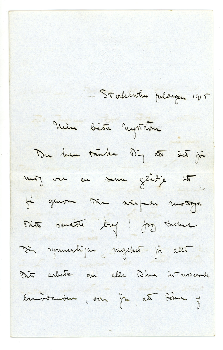 Brev från prins Gustaf Adolf år 1913 adresserat till professor Erik T. Nyström i Peking, Kina (China). 

Brevpapper och kuvert från Sofiero, Helsingborg.

Brevet rör inköp av föremål / antikviteter från Kina.

"Juli 13. 1913
Tack för ett bref jag fick härom dagen. Jag kan nu glädja Dig med att alla sakerna nu äro räddade och komma att afsändas från Manila om några dagar. Det hela var verkligen bland det mäst oturliga jag någonsin hört. Det första meddelandet var att Nippon strandat och att akka sakerna voro förlorade. Snart kom emellertid meddelande att sakerna räddats och glad var jag. Men i samma vefva fick jag höra att ett bärgningsbolag lagt beslag på både Nippon och lasten och man fordrade en skäligt hög lösensumma. Underhandlignar följer och med nyss nämnda glädjande resultat.
Tack emmellertid för Ditt erbjudande att söka skaffa andra saker. Det är möjligt att jag någon gång i framtiden kommer att begagna mig häraf?
I London och jag varit två månader har jag sett en mängd vackra saker och köpt några. I Feb. och Mars nästa år kommer att i Stockholm anordnas en Kinesiks konstutställning och hoppas jag den blir lyckad. 

Din tillgifne
Gustaf Adolf"