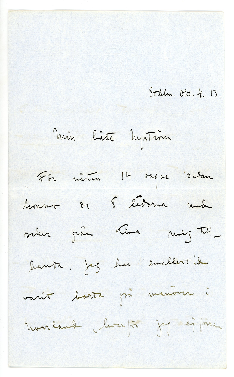 Brev från prins Gustaf Adolf år 1913 till professor Erik Nyström i Peking.

Kuvert med två ark med monogram.

Brevet rör 8 lådor med kinesiska antikiveter; keramik och bronser skickade från Kina till Sverige.

"Stlm okt. 4. 13

Min bäste Nyström

För nästan 14 dagar sedan kommo de 8 lådorna med saker från Kina mig tillhanda. Jag har emmellertid varit borta på manöver i Norrland, hvarför jag ej förrän nu kunnat skrifva till Dig.
Jag tackar Dig så ofantligt mycket och måste säga, att jag tycker att Du verkligen fått tag i utmärkta saker på det hela taget. All keramiken är utan undantag utmärkt bra och säkert enl. Europeiska marknadspris värd okr. 10 gånger så mycket som Du gaf för dem! Bronserna är jag kanske mindre förtjust i, ehuru dock några är bra och tycks hafva åldern inne. - Tyvärr var en stor del af keramiken söndrig vid hitkomsten, något som nog måst berodde på skeppsbrottet och den därmed sammanhängande ompackningen i Manilla. Två lådor, som ej varit ompackade, kommo fram i utmärkt skick och sakerna var här oskadade. Det stora Han-teglet var oskadat och en förstklassig museumspjäs!
Förstklassiga äro likaså den stora hästen och kamelen samt de stora figurerna, hvilka alla nu som bäst håller på att repareras. Några stora krukor, som voro oskadade, äro likaså goda pjeser. Som helhet kan säjas, att Ditt val är ur alla synpunkter förträffligt och att sakernas kvalitet långt öfversteg mina förväntningar. 

De af Dig utgräfda sakerna äro synnerligen intressanta, och skall det bli roligt höra, hvad de riktiga kännarna säga därom. Till en utställning här af kinesisk konst och konsthantverk i Februari - Mars nästa vinter, kommer en Dr. Kümmel från Berlin för att hjälp oss med hjälp oss med --------- m.m. och skall det bli roligt höra hans tanke om Dina saker.

Tror Du Dig om att kunna skaffa flera saker af samma goda kvalitet antingen i Peking eller i södern, så vore jag mycket tacksam och ställer härmet 500-kr till Ditt förfogande. Låt mig veta om Du kan åtaga Dig detta; hoppas Du ej gör det, om det är för besvärligt! Pengarna kan jag sända uppå Din rekvisition. Flera bronser vill jag ej ha, om de ej äro uppgräfda och verkl. vackra. 

Din tacksamhet tillgifne
Gustaf Adolf"