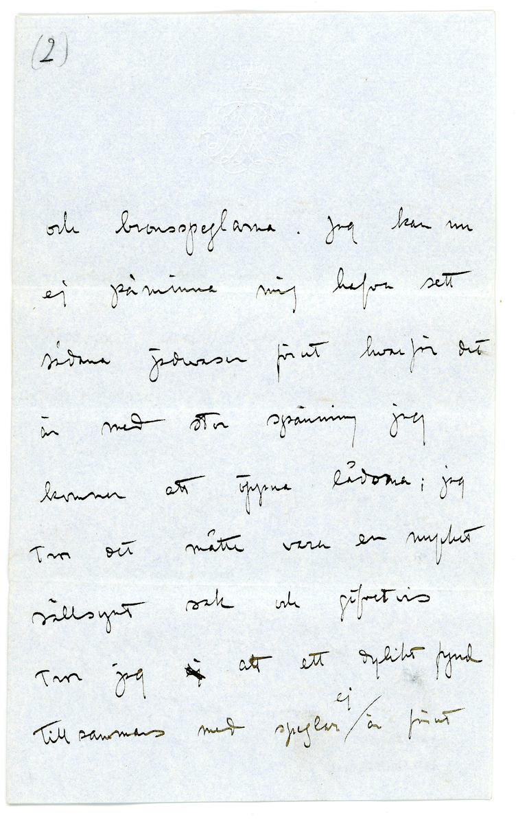 Brev från prins Gustaf Adolf år 1913 adresserat till professor Erik T. Nyström i Peking, Kina (China). 

1 kuvert, 2 ark med monogram.

Brevet rör inköp av föremål / antikviteter från Kina.

"Stockholm Jan. 3 1913

Ditt senaste bref med den utförliga och roande rapporten om Din expedition beredde mig en verklig julglädje och likaså farbror Eugen. Vi tackar dig så hjärtligt för dina oförtrutna ansträngningar, hvilka ju tyckas ha krönts med framgång. jag är dock riktigt glad åt att veter Dig vara välbehållen åter i Peking, ty det framgår ju tydligt nog att expeditionen och särskilt grafundersökningarna varit förenade med ganska stor risk. Vi äro nu i mycket stor spänning att få se hvad Du lyckats förvärfa, särskilt skall det bli af stort intresse att se det graffynd som Du själf gjort; det låter mycket intressant. Som Du redan vet äro hela, säkra graffynd ännu att betrakta såsom de största sällsyntheter, för att ej säga att de knappast existera. 

Jag såg i Paris i Louvren en enda graf bestående af sådana stora "tegelstenar" hvaraf Du lyckats skaffa en, något som jag är mycket öfver. Du skrifver att en svensk-amerik. missionär M. Fröberg som gåfva lämnat en "hufvud(----?)" af Han-gods; det låter som om detta föremål vore mycket intressant; vill Du vara god att tacka honom så mycket från mig för hans vänlighet, på hvilken jag sätter stort värde. 

Det måtte ha varit särdeles spännande att så där gå ut i mörkret och "tjufgräfva" dock ännu mer spännande då Du fann jadevasen och bronspeglarna. Jag kan nu ej påminna mig hafva sett sådana jadevaser förut hvarför det är med stor spänning komma att öppna lådorna; jag tror det måste vara en mycket sällsynt sak och gifvetvis tror jag ett dyligt fynd tillsammans med speglar ej är förut gjort "in situ".

Vill du vara god sända en uppgift som huru mycket pengar vi äro Dig skyldiga utöfver de ursprungliga 1000 kr. , så ska jag sända Dig det fortast möjligt. Jag vore likaså tacksam på en uppgift amg. priset på hvarje inköpt föremål, samt hvar det är köpt. 

Mitt besök i Paris var mycket intressant och roande. Vi voro 3 veckor och medhunno mycket. Jag köpte en hel del kinesiska saker, hvaraf några riktigt bra. Dessutom funnor mycket bra saker i muséer och privata samlingar, hvilket noggrant studerades. Allmänt klagas öfver bristen på systematiska gräfningar af européer. I följd häraf är kronologier ännu särdeles sväfvande och osäkra. 

Apropos gräfningar, Tror Du att det skulle finnas någon gammal ruinstad eller dyl. där gräfningar skulle få göras lättare än i grafvarna? Tror Du att det finns någon utsikt att finna något på ett dylikt ställe? - Här har ännu icke varit någon vinter och det finns ännu ingen tjäle i marken. Än en gång hjärtl. tack. Min fru ber hälsa dig. 
Din tillgifne
Gustaf Adolf"