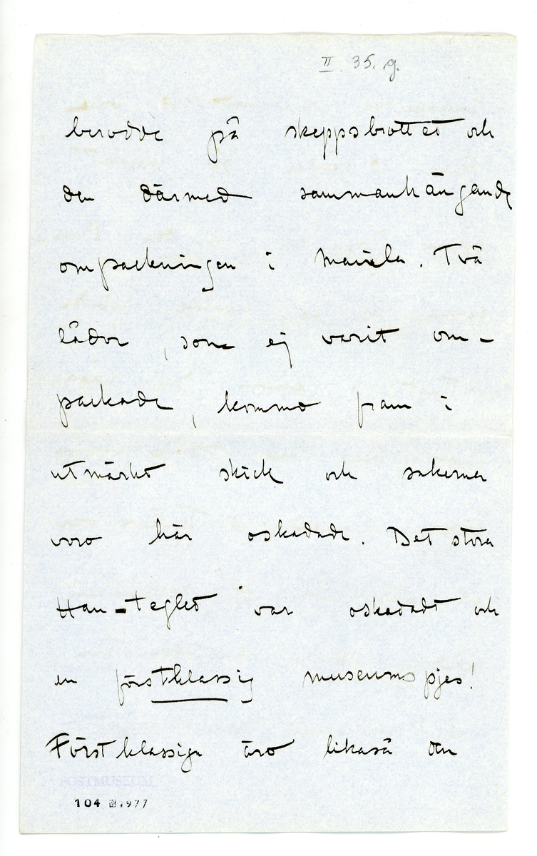 Brev från prins Gustaf Adolf år 1913 till professor Erik Nyström i Peking.

Kuvert med två ark med monogram.

Brevet rör 8 lådor med kinesiska antikiveter; keramik och bronser skickade från Kina till Sverige.

"Stlm okt. 4. 13

Min bäste Nyström

För nästan 14 dagar sedan kommo de 8 lådorna med saker från Kina mig tillhanda. Jag har emmellertid varit borta på manöver i Norrland, hvarför jag ej förrän nu kunnat skrifva till Dig.
Jag tackar Dig så ofantligt mycket och måste säga, att jag tycker att Du verkligen fått tag i utmärkta saker på det hela taget. All keramiken är utan undantag utmärkt bra och säkert enl. Europeiska marknadspris värd okr. 10 gånger så mycket som Du gaf för dem! Bronserna är jag kanske mindre förtjust i, ehuru dock några är bra och tycks hafva åldern inne. - Tyvärr var en stor del af keramiken söndrig vid hitkomsten, något som nog måst berodde på skeppsbrottet och den därmed sammanhängande ompackningen i Manilla. Två lådor, som ej varit ompackade, kommo fram i utmärkt skick och sakerna var här oskadade. Det stora Han-teglet var oskadat och en förstklassig museumspjäs!
Förstklassiga äro likaså den stora hästen och kamelen samt de stora figurerna, hvilka alla nu som bäst håller på att repareras. Några stora krukor, som voro oskadade, äro likaså goda pjeser. Som helhet kan säjas, att Ditt val är ur alla synpunkter förträffligt och att sakernas kvalitet långt öfversteg mina förväntningar. 

De af Dig utgräfda sakerna äro synnerligen intressanta, och skall det bli roligt höra, hvad de riktiga kännarna säga därom. Till en utställning här af kinesisk konst och konsthantverk i Februari - Mars nästa vinter, kommer en Dr. Kümmel från Berlin för att hjälp oss med hjälp oss med --------- m.m. och skall det bli roligt höra hans tanke om Dina saker.

Tror Du Dig om att kunna skaffa flera saker af samma goda kvalitet antingen i Peking eller i södern, så vore jag mycket tacksam och ställer härmet 500-kr till Ditt förfogande. Låt mig veta om Du kan åtaga Dig detta; hoppas Du ej gör det, om det är för besvärligt! Pengarna kan jag sända uppå Din rekvisition. Flera bronser vill jag ej ha, om de ej äro uppgräfda och verkl. vackra. 

Din tacksamhet tillgifne
Gustaf Adolf"