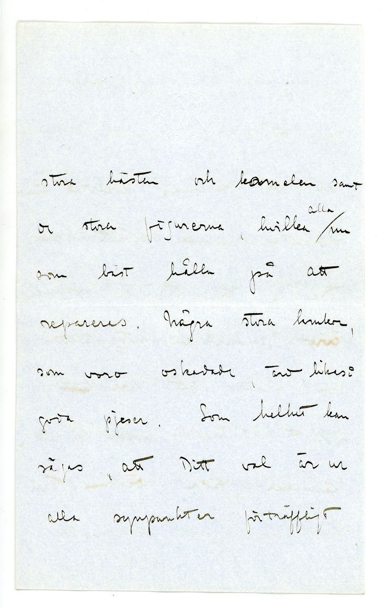 Brev från prins Gustaf Adolf år 1913 till professor Erik Nyström i Peking.

Kuvert med två ark med monogram.

Brevet rör 8 lådor med kinesiska antikiveter; keramik och bronser skickade från Kina till Sverige.

"Stlm okt. 4. 13

Min bäste Nyström

För nästan 14 dagar sedan kommo de 8 lådorna med saker från Kina mig tillhanda. Jag har emmellertid varit borta på manöver i Norrland, hvarför jag ej förrän nu kunnat skrifva till Dig.
Jag tackar Dig så ofantligt mycket och måste säga, att jag tycker att Du verkligen fått tag i utmärkta saker på det hela taget. All keramiken är utan undantag utmärkt bra och säkert enl. Europeiska marknadspris värd okr. 10 gånger så mycket som Du gaf för dem! Bronserna är jag kanske mindre förtjust i, ehuru dock några är bra och tycks hafva åldern inne. - Tyvärr var en stor del af keramiken söndrig vid hitkomsten, något som nog måst berodde på skeppsbrottet och den därmed sammanhängande ompackningen i Manilla. Två lådor, som ej varit ompackade, kommo fram i utmärkt skick och sakerna var här oskadade. Det stora Han-teglet var oskadat och en förstklassig museumspjäs!
Förstklassiga äro likaså den stora hästen och kamelen samt de stora figurerna, hvilka alla nu som bäst håller på att repareras. Några stora krukor, som voro oskadade, äro likaså goda pjeser. Som helhet kan säjas, att Ditt val är ur alla synpunkter förträffligt och att sakernas kvalitet långt öfversteg mina förväntningar. 

De af Dig utgräfda sakerna äro synnerligen intressanta, och skall det bli roligt höra, hvad de riktiga kännarna säga därom. Till en utställning här af kinesisk konst och konsthantverk i Februari - Mars nästa vinter, kommer en Dr. Kümmel från Berlin för att hjälp oss med hjälp oss med --------- m.m. och skall det bli roligt höra hans tanke om Dina saker.

Tror Du Dig om att kunna skaffa flera saker af samma goda kvalitet antingen i Peking eller i södern, så vore jag mycket tacksam och ställer härmet 500-kr till Ditt förfogande. Låt mig veta om Du kan åtaga Dig detta; hoppas Du ej gör det, om det är för besvärligt! Pengarna kan jag sända uppå Din rekvisition. Flera bronser vill jag ej ha, om de ej äro uppgräfda och verkl. vackra. 

Din tacksamhet tillgifne
Gustaf Adolf"