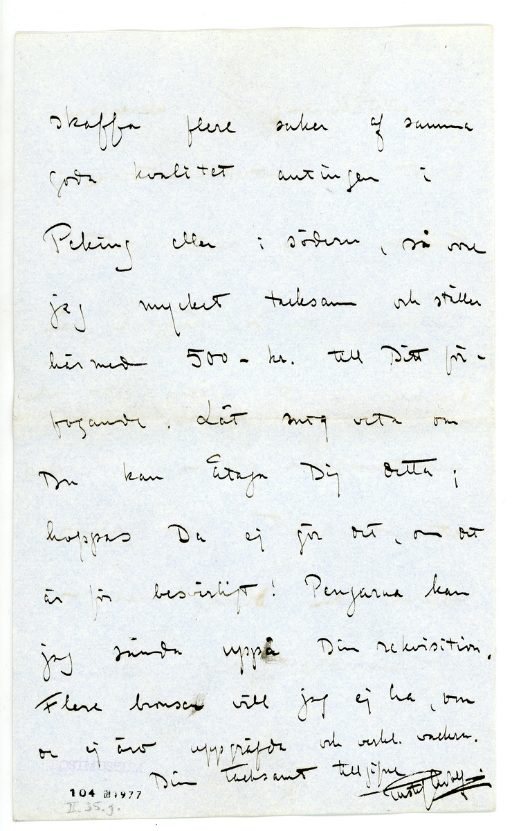 Brev från prins Gustaf Adolf år 1913 till professor Erik Nyström i Peking.

Kuvert med två ark med monogram.

Brevet rör 8 lådor med kinesiska antikiveter; keramik och bronser skickade från Kina till Sverige.

"Stlm okt. 4. 13

Min bäste Nyström

För nästan 14 dagar sedan kommo de 8 lådorna med saker från Kina mig tillhanda. Jag har emmellertid varit borta på manöver i Norrland, hvarför jag ej förrän nu kunnat skrifva till Dig.
Jag tackar Dig så ofantligt mycket och måste säga, att jag tycker att Du verkligen fått tag i utmärkta saker på det hela taget. All keramiken är utan undantag utmärkt bra och säkert enl. Europeiska marknadspris värd okr. 10 gånger så mycket som Du gaf för dem! Bronserna är jag kanske mindre förtjust i, ehuru dock några är bra och tycks hafva åldern inne. - Tyvärr var en stor del af keramiken söndrig vid hitkomsten, något som nog måst berodde på skeppsbrottet och den därmed sammanhängande ompackningen i Manilla. Två lådor, som ej varit ompackade, kommo fram i utmärkt skick och sakerna var här oskadade. Det stora Han-teglet var oskadat och en förstklassig museumspjäs!
Förstklassiga äro likaså den stora hästen och kamelen samt de stora figurerna, hvilka alla nu som bäst håller på att repareras. Några stora krukor, som voro oskadade, äro likaså goda pjeser. Som helhet kan säjas, att Ditt val är ur alla synpunkter förträffligt och att sakernas kvalitet långt öfversteg mina förväntningar. 

De af Dig utgräfda sakerna äro synnerligen intressanta, och skall det bli roligt höra, hvad de riktiga kännarna säga därom. Till en utställning här af kinesisk konst och konsthantverk i Februari - Mars nästa vinter, kommer en Dr. Kümmel från Berlin för att hjälp oss med hjälp oss med --------- m.m. och skall det bli roligt höra hans tanke om Dina saker.

Tror Du Dig om att kunna skaffa flera saker af samma goda kvalitet antingen i Peking eller i södern, så vore jag mycket tacksam och ställer härmet 500-kr till Ditt förfogande. Låt mig veta om Du kan åtaga Dig detta; hoppas Du ej gör det, om det är för besvärligt! Pengarna kan jag sända uppå Din rekvisition. Flera bronser vill jag ej ha, om de ej äro uppgräfda och verkl. vackra. 

Din tacksamhet tillgifne
Gustaf Adolf"