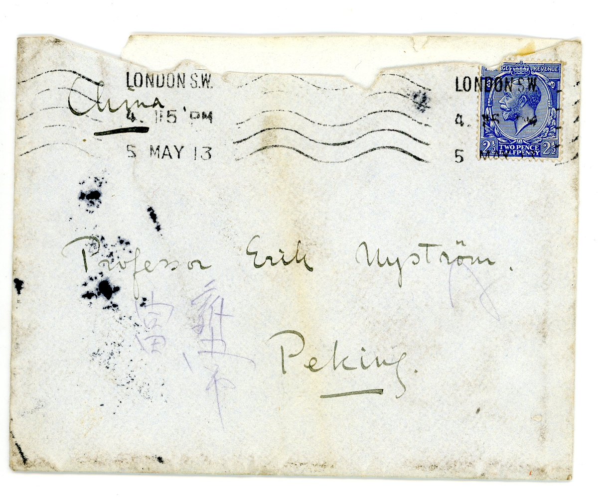 Brev från prins Gustaf Adolf år 1913 adresserat till professor Erik T. Nyström i Peking, Kina (China). 

1 kuvert och 1 ark brevpapper från Clarence House, St. James's S.W.

Brevet rör inköp av föremål / antikviteter från Kina.

"Maj 5. 1913

Bäste Nyström

Blott ett par rader för att tacka Dig för ett bref, som jag fick för ett par dagar sedan. Jag skulle ha skrifvit förut och tackat för listan på sakerna samt aftrycket av det stora Han-teglet, men jag uppskjutit därmet, då jag trodde att lådorna med själfva sakerna skulle komma fram i April. Emellertid har jag nyss fått höra att de ej är att förvänta förrän i Juni. Det blir onekligen särdeles spännande att packa upp dem. 

För tillfället äro vi i London, då min svärmor är mycket sjuk, så att vi äro ganska oroliga för henne. Men man får ju hoppas det bäeta. 

Du säger i Ditt senaste bref att möjligheterna för systematiska utgräfningar kanske i en nära framtid skulle ljusna. Om så är, så var god och underrätta mig.  - Hoppas Du snart kan komma igång med arbetet vid universitetet igen.

Med hjärtlig hälsning
tillgifne
Gustaf Adolf"