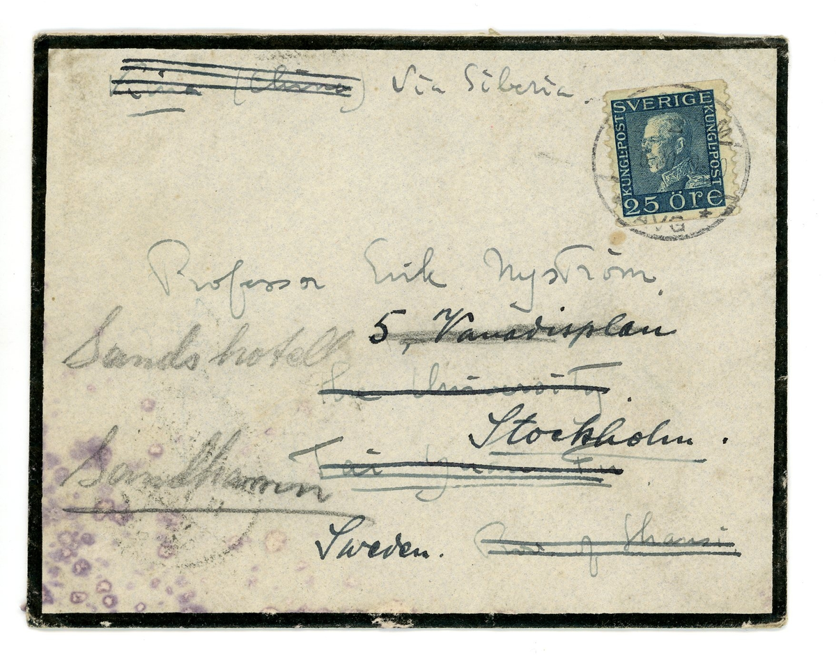 "Brev från prins Gustaf Adolf år 1913 adresserat till professor Erik T. Nyström i Peking, Kina (China). 

1 kuvert och 1 ark brevpapper med monogram. Svart sorgekant.

"Stockholm Juni 15 - 1930

Bäste Nyström

Jag takcar dig så hjärtligt för ditt vänliga deltagande med anledning av min mors bortgång. Dödsbudet från Rom, där hon vistats sen i höstas kom ju ej oväntat. Man får nog på det hela vara tacksam för att hon ej behöver fortsätta sitt långa lidande. men det är alltid i alla fall smärtsamt då ens allra närmaste gå bort. -

Hoppas du har det bra, och att de ledsmma förhållandena i Kina ej inverka för mycket på ditt arbete. 

Växterna, som blivit resultatet av frön från Shansi, har jag sett både på Sofiero och i Bergianska trädgården, på det senare stället t.o.m. blom. På Sofiero var jag under ett par dagar i början av maj. 

Med hjärtlig hälsningar
Alltid tillgivne
Gustaf Adolf"