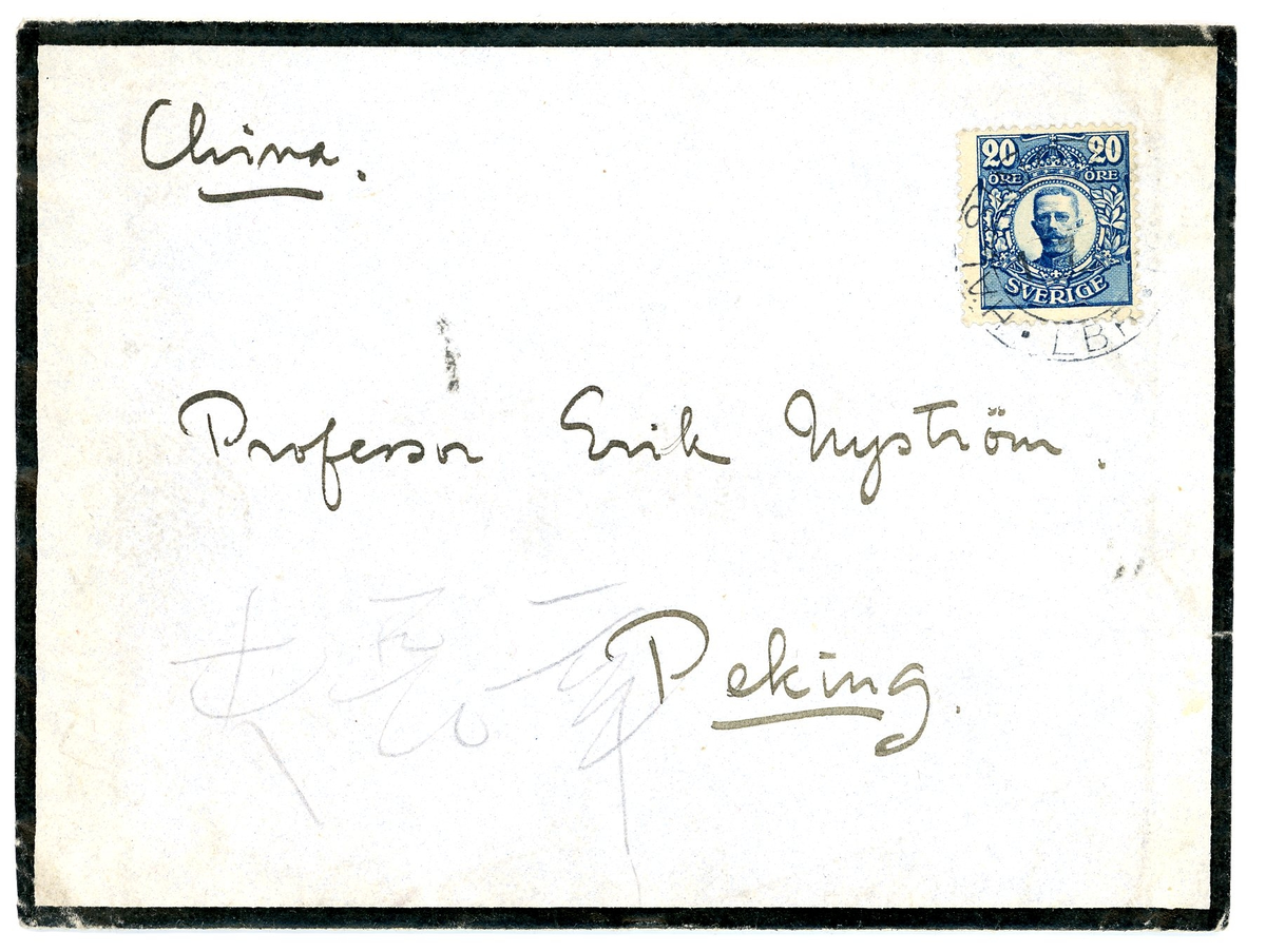 Brev från prins Gustaf Adolf år 1920 adresserat till professor Erik T. Nyström i Peking, China.

1 kuvert och 1 ark brevpapper med monogram. Svart sorgekant.

"Sofiero, Helsingborg
Juli 1. 1920.

Bäste Nyström.

Det förskräckliga katastrof som öfvergått min familj och mig har väl för Dig förklarata, hvarför jag ej förrän nu tackar för Ditt bref och Mars 25. Tack emellertid för allt besvär med lådorna. De ha ännu ej kommit fram här, kanske vore det bäst Du efterhörde i Shanghai om det verkligen gått däifrån. Är det några svårigheter med pengar för frakt el dyl. så låt mig veta det, så skall jag genast sända erfoderliga medel. 

Tack också för Ditt besvär ang. event. gräfningar. Det var intressant att höra att det ändå tycks finnas vissa utsikter att kunna erhålla tillstånd till sådana. Men det är inte vä---- att f.n. göra något vidare åt saken, då jag ej har möjlighet att kunna bekosta grävningar under den närmaste framtiden. Dessutom hör jag att prof. ------- visst tänker på att kunna föranstalta sådana, och då är det ju bäst att afvakta resultaten häraf först.

Roligt höra att Du nu har en fast sysselsättning vid Ditt gamla universitet. Det bör ju vara mycketintressant och trefligt. Jag förmodar dock att detta betyder att vi ej få se Dig komma på ganska länge?

Är med barnen på Sofiero och reser i aug. öfver på en månad till England. 

Med hjärtlig hälsning
Tillgifne
Gustaf Adolf"
