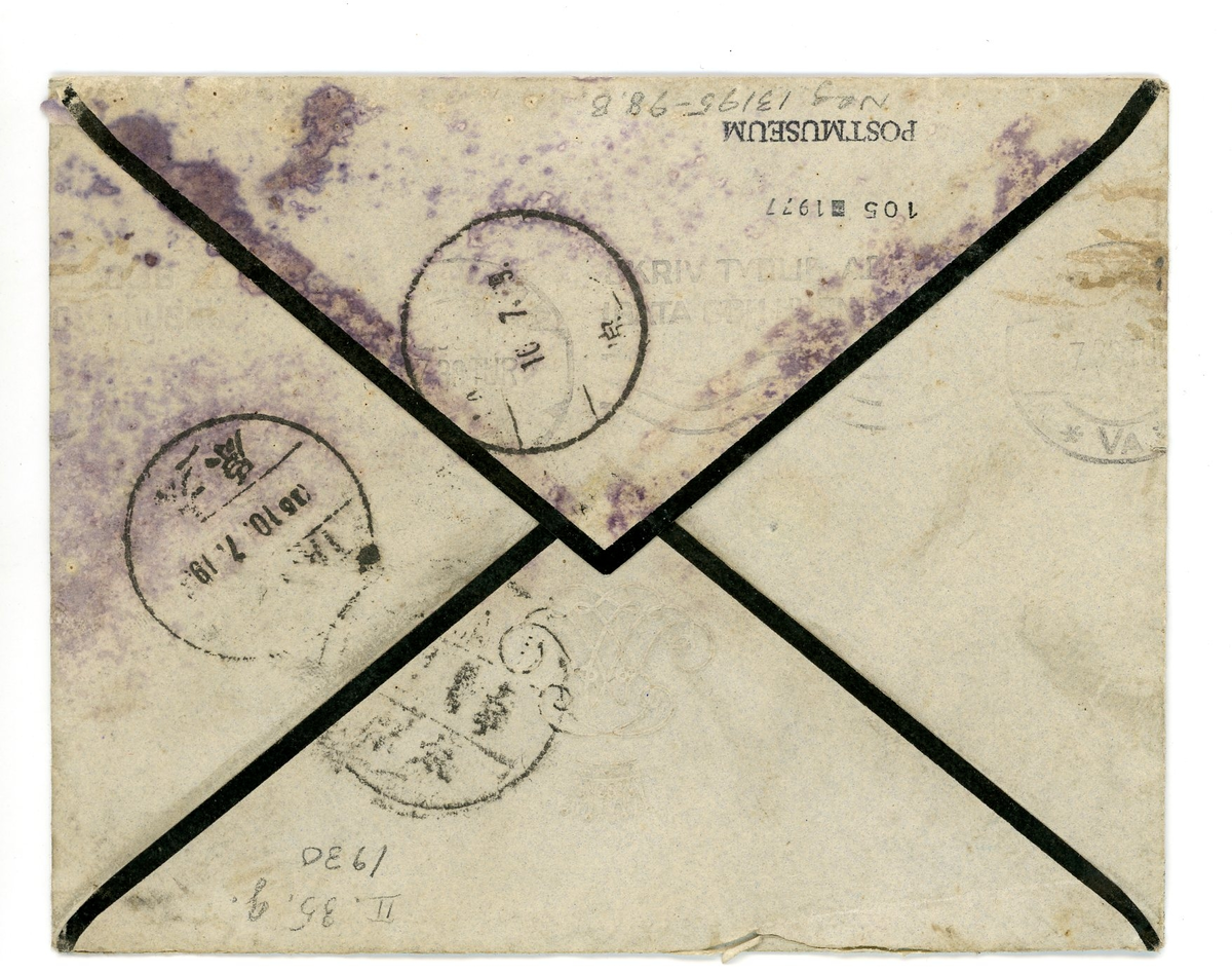 "Brev från prins Gustaf Adolf år 1913 adresserat till professor Erik T. Nyström i Peking, Kina (China). 

1 kuvert och 1 ark brevpapper med monogram. Svart sorgekant.

"Stockholm Juni 15 - 1930

Bäste Nyström

Jag takcar dig så hjärtligt för ditt vänliga deltagande med anledning av min mors bortgång. Dödsbudet från Rom, där hon vistats sen i höstas kom ju ej oväntat. Man får nog på det hela vara tacksam för att hon ej behöver fortsätta sitt långa lidande. men det är alltid i alla fall smärtsamt då ens allra närmaste gå bort. -

Hoppas du har det bra, och att de ledsmma förhållandena i Kina ej inverka för mycket på ditt arbete. 

Växterna, som blivit resultatet av frön från Shansi, har jag sett både på Sofiero och i Bergianska trädgården, på det senare stället t.o.m. blom. På Sofiero var jag under ett par dagar i början av maj. 

Med hjärtlig hälsningar
Alltid tillgivne
Gustaf Adolf"