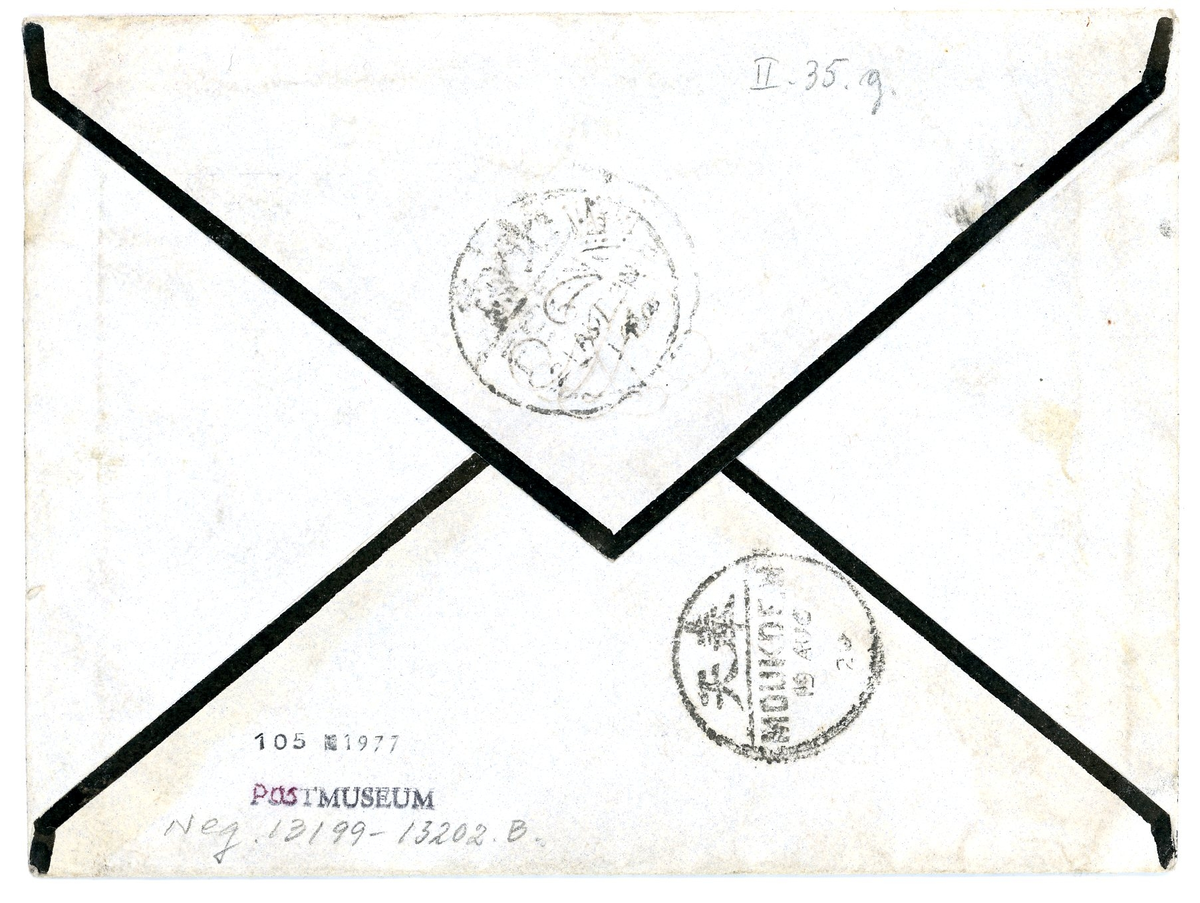 Brev från prins Gustaf Adolf år 1920 adresserat till professor Erik T. Nyström i Peking, China.

1 kuvert och 1 ark brevpapper med monogram. Svart sorgekant.

"Sofiero, Helsingborg
Juli 1. 1920.

Bäste Nyström.

Det förskräckliga katastrof som öfvergått min familj och mig har väl för Dig förklarata, hvarför jag ej förrän nu tackar för Ditt bref och Mars 25. Tack emellertid för allt besvär med lådorna. De ha ännu ej kommit fram här, kanske vore det bäst Du efterhörde i Shanghai om det verkligen gått däifrån. Är det några svårigheter med pengar för frakt el dyl. så låt mig veta det, så skall jag genast sända erfoderliga medel. 

Tack också för Ditt besvär ang. event. gräfningar. Det var intressant att höra att det ändå tycks finnas vissa utsikter att kunna erhålla tillstånd till sådana. Men det är inte vä---- att f.n. göra något vidare åt saken, då jag ej har möjlighet att kunna bekosta grävningar under den närmaste framtiden. Dessutom hör jag att prof. ------- visst tänker på att kunna föranstalta sådana, och då är det ju bäst att afvakta resultaten häraf först.

Roligt höra att Du nu har en fast sysselsättning vid Ditt gamla universitet. Det bör ju vara mycketintressant och trefligt. Jag förmodar dock att detta betyder att vi ej få se Dig komma på ganska länge?

Är med barnen på Sofiero och reser i aug. öfver på en månad till England. 

Med hjärtlig hälsning
Tillgifne
Gustaf Adolf"