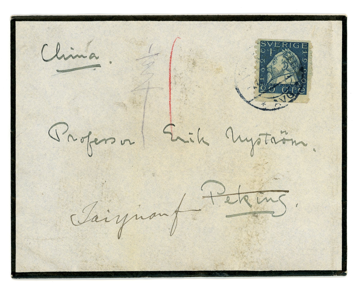 Brev från prins Gustaf Adolf år 1913 adresserat till professor Erik T. Nyström i Peking, Kina (China). 

1 kuvert och 1 ark brevpapper med monogram. Svart sorgekant.

"Stockholm Okt. 6. 1920.

Min bäste Nyström

Jag har nu slutfört uppackningen af alla de många kinesiska konstsakerna som efter 5 års hvila i Peking äntligen hamnat på Stockholms Slott. Jag måste då af hjärtat tacka Dig för allt ditt besvär och bråk Du haft med dessa saker och för all den stora möda Du nedlagt på deras anskaffande. Många af sakerna äro ju alldeles förträffliga, särskilt figurerna av människor och djur. Do do flera af vaserna.  En del voro emmellertid dåligt paketerade och voro därför ganska sändriga. Men det kan ju lagas, och i många fall var det endast gamla skavanker som gått upp igen. Är mycket belåten.

Jag skall i morgon ut och resa ett par månader, skall till Grekland och Italien, som blir mycket trefligt och intressant. 
Li-Hung-Changska samlingen äro uppackad och jag har sett den, där finns många vackra saker, men nog tycker jag att den ställde sig mycket dyr, alltid. Nationalmuseum har tagit ut sina saker, och äro dessa allesammans utmärkta. 

Hinner ej mer. Med hjärtlig hälsning
tillgifne och tacksamme
Gustaf Adolf"