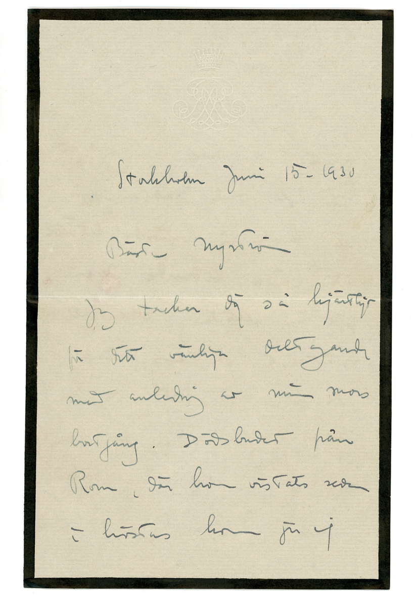 "Brev från prins Gustaf Adolf år 1913 adresserat till professor Erik T. Nyström i Peking, Kina (China). 

1 kuvert och 1 ark brevpapper med monogram. Svart sorgekant.

"Stockholm Juni 15 - 1930

Bäste Nyström

Jag takcar dig så hjärtligt för ditt vänliga deltagande med anledning av min mors bortgång. Dödsbudet från Rom, där hon vistats sen i höstas kom ju ej oväntat. Man får nog på det hela vara tacksam för att hon ej behöver fortsätta sitt långa lidande. men det är alltid i alla fall smärtsamt då ens allra närmaste gå bort. -

Hoppas du har det bra, och att de ledsmma förhållandena i Kina ej inverka för mycket på ditt arbete. 

Växterna, som blivit resultatet av frön från Shansi, har jag sett både på Sofiero och i Bergianska trädgården, på det senare stället t.o.m. blom. På Sofiero var jag under ett par dagar i början av maj. 

Med hjärtlig hälsningar
Alltid tillgivne
Gustaf Adolf"