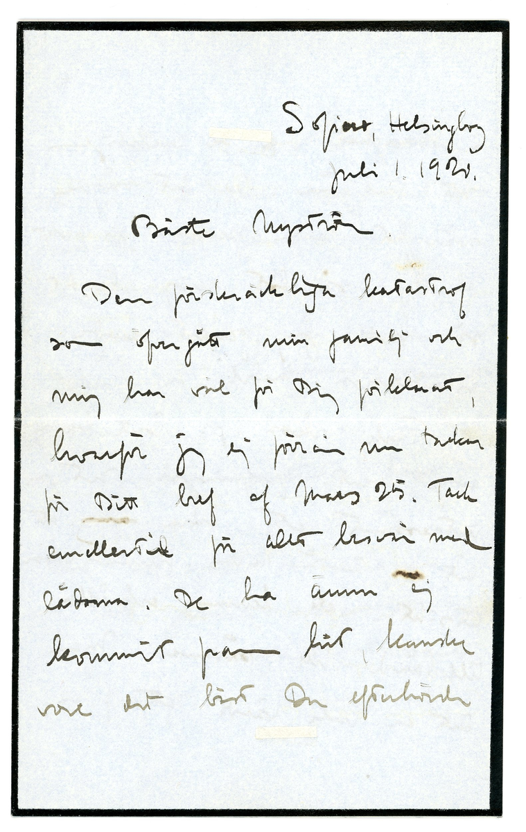 Brev från prins Gustaf Adolf år 1920 adresserat till professor Erik T. Nyström i Peking, China.

1 kuvert och 1 ark brevpapper med monogram. Svart sorgekant.

"Sofiero, Helsingborg
Juli 1. 1920.

Bäste Nyström.

Det förskräckliga katastrof som öfvergått min familj och mig har väl för Dig förklarata, hvarför jag ej förrän nu tackar för Ditt bref och Mars 25. Tack emellertid för allt besvär med lådorna. De ha ännu ej kommit fram här, kanske vore det bäst Du efterhörde i Shanghai om det verkligen gått däifrån. Är det några svårigheter med pengar för frakt el dyl. så låt mig veta det, så skall jag genast sända erfoderliga medel. 

Tack också för Ditt besvär ang. event. gräfningar. Det var intressant att höra att det ändå tycks finnas vissa utsikter att kunna erhålla tillstånd till sådana. Men det är inte vä---- att f.n. göra något vidare åt saken, då jag ej har möjlighet att kunna bekosta grävningar under den närmaste framtiden. Dessutom hör jag att prof. ------- visst tänker på att kunna föranstalta sådana, och då är det ju bäst att afvakta resultaten häraf först.

Roligt höra att Du nu har en fast sysselsättning vid Ditt gamla universitet. Det bör ju vara mycketintressant och trefligt. Jag förmodar dock att detta betyder att vi ej få se Dig komma på ganska länge?

Är med barnen på Sofiero och reser i aug. öfver på en månad till England. 

Med hjärtlig hälsning
Tillgifne
Gustaf Adolf"