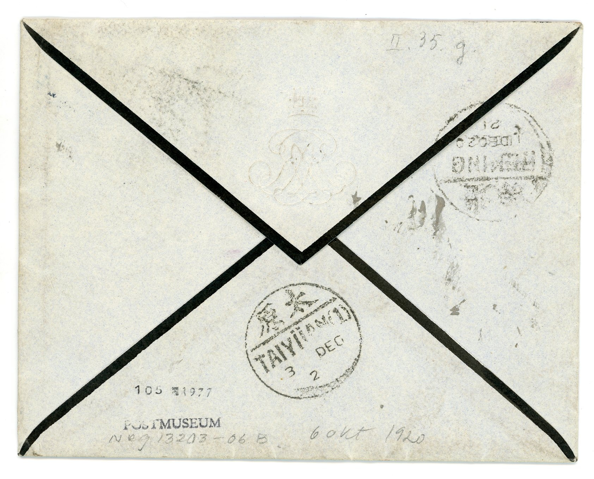 Brev från prins Gustaf Adolf år 1913 adresserat till professor Erik T. Nyström i Peking, Kina (China). 

1 kuvert och 1 ark brevpapper med monogram. Svart sorgekant.

"Stockholm Okt. 6. 1920.

Min bäste Nyström

Jag har nu slutfört uppackningen af alla de många kinesiska konstsakerna som efter 5 års hvila i Peking äntligen hamnat på Stockholms Slott. Jag måste då af hjärtat tacka Dig för allt ditt besvär och bråk Du haft med dessa saker och för all den stora möda Du nedlagt på deras anskaffande. Många af sakerna äro ju alldeles förträffliga, särskilt figurerna av människor och djur. Do do flera af vaserna.  En del voro emmellertid dåligt paketerade och voro därför ganska sändriga. Men det kan ju lagas, och i många fall var det endast gamla skavanker som gått upp igen. Är mycket belåten.

Jag skall i morgon ut och resa ett par månader, skall till Grekland och Italien, som blir mycket trefligt och intressant. 
Li-Hung-Changska samlingen äro uppackad och jag har sett den, där finns många vackra saker, men nog tycker jag att den ställde sig mycket dyr, alltid. Nationalmuseum har tagit ut sina saker, och äro dessa allesammans utmärkta. 

Hinner ej mer. Med hjärtlig hälsning
tillgifne och tacksamme
Gustaf Adolf"