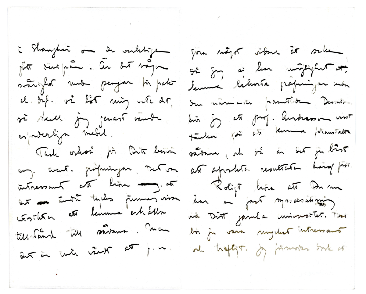 Brev från prins Gustaf Adolf år 1920 adresserat till professor Erik T. Nyström i Peking, China.

1 kuvert och 1 ark brevpapper med monogram. Svart sorgekant.

"Sofiero, Helsingborg
Juli 1. 1920.

Bäste Nyström.

Det förskräckliga katastrof som öfvergått min familj och mig har väl för Dig förklarata, hvarför jag ej förrän nu tackar för Ditt bref och Mars 25. Tack emellertid för allt besvär med lådorna. De ha ännu ej kommit fram här, kanske vore det bäst Du efterhörde i Shanghai om det verkligen gått däifrån. Är det några svårigheter med pengar för frakt el dyl. så låt mig veta det, så skall jag genast sända erfoderliga medel. 

Tack också för Ditt besvär ang. event. gräfningar. Det var intressant att höra att det ändå tycks finnas vissa utsikter att kunna erhålla tillstånd till sådana. Men det är inte vä---- att f.n. göra något vidare åt saken, då jag ej har möjlighet att kunna bekosta grävningar under den närmaste framtiden. Dessutom hör jag att prof. ------- visst tänker på att kunna föranstalta sådana, och då är det ju bäst att afvakta resultaten häraf först.

Roligt höra att Du nu har en fast sysselsättning vid Ditt gamla universitet. Det bör ju vara mycketintressant och trefligt. Jag förmodar dock att detta betyder att vi ej få se Dig komma på ganska länge?

Är med barnen på Sofiero och reser i aug. öfver på en månad till England. 

Med hjärtlig hälsning
Tillgifne
Gustaf Adolf"