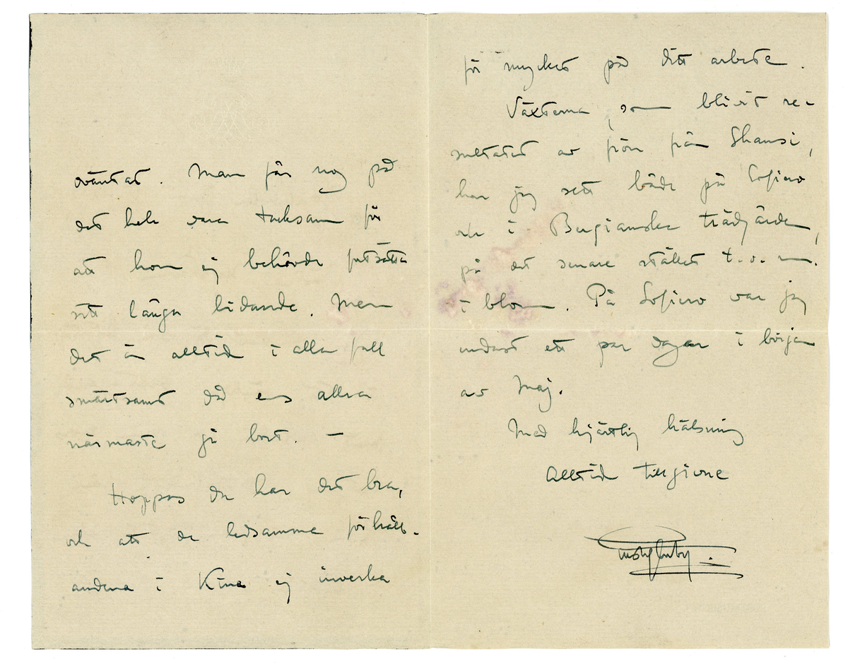 "Brev från prins Gustaf Adolf år 1913 adresserat till professor Erik T. Nyström i Peking, Kina (China). 

1 kuvert och 1 ark brevpapper med monogram. Svart sorgekant.

"Stockholm Juni 15 - 1930

Bäste Nyström

Jag takcar dig så hjärtligt för ditt vänliga deltagande med anledning av min mors bortgång. Dödsbudet från Rom, där hon vistats sen i höstas kom ju ej oväntat. Man får nog på det hela vara tacksam för att hon ej behöver fortsätta sitt långa lidande. men det är alltid i alla fall smärtsamt då ens allra närmaste gå bort. -

Hoppas du har det bra, och att de ledsmma förhållandena i Kina ej inverka för mycket på ditt arbete. 

Växterna, som blivit resultatet av frön från Shansi, har jag sett både på Sofiero och i Bergianska trädgården, på det senare stället t.o.m. blom. På Sofiero var jag under ett par dagar i början av maj. 

Med hjärtlig hälsningar
Alltid tillgivne
Gustaf Adolf"