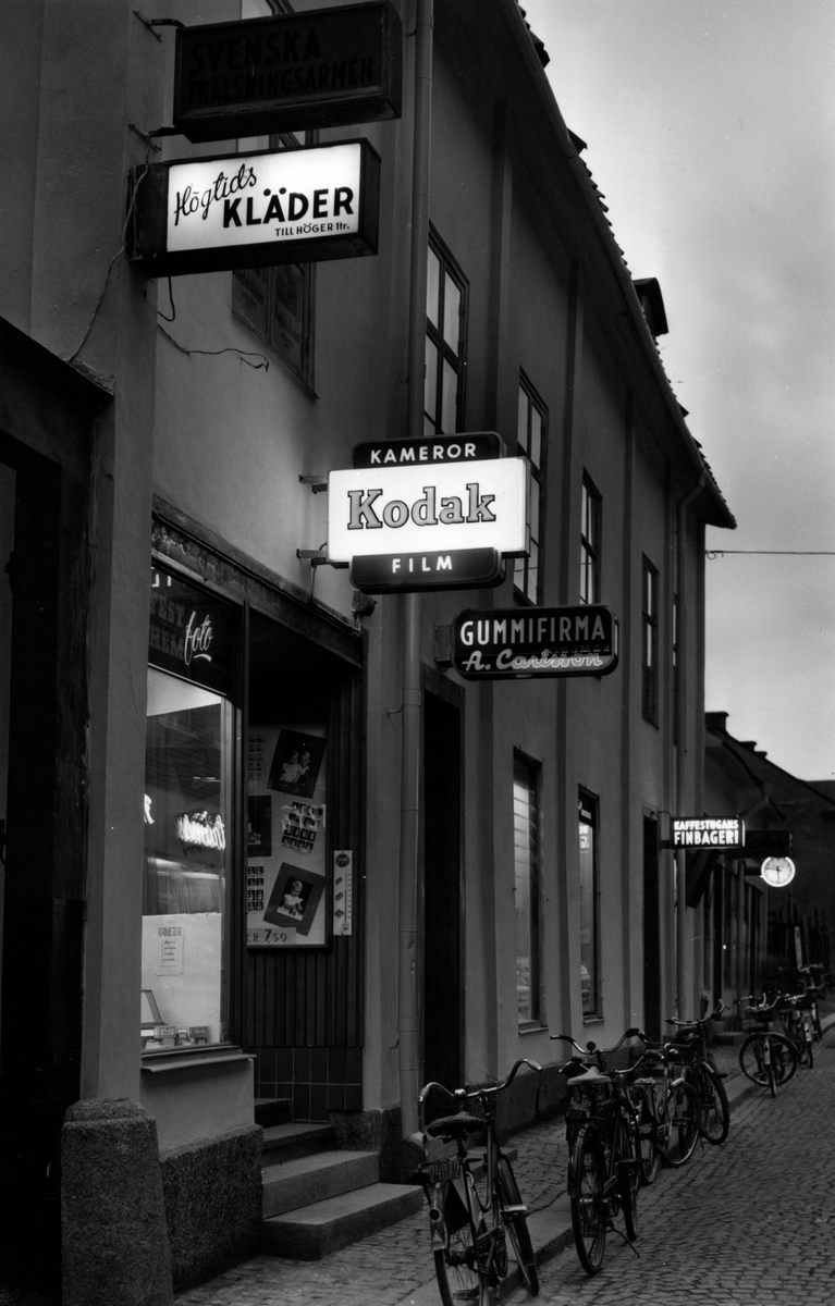 Foto av Ateljé Eggeborn. Bilden föreställer Eggeborns första ateljé på Hantverkargatan 1. Firman grundades där år 1950 och flyttade sedan nedför gatan till nya lokaler 1956.