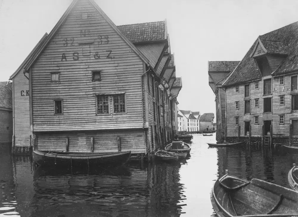 Flere sjøboder viser kanaler mellom dem, noen båter. Arkivfoto i sort-hvitt